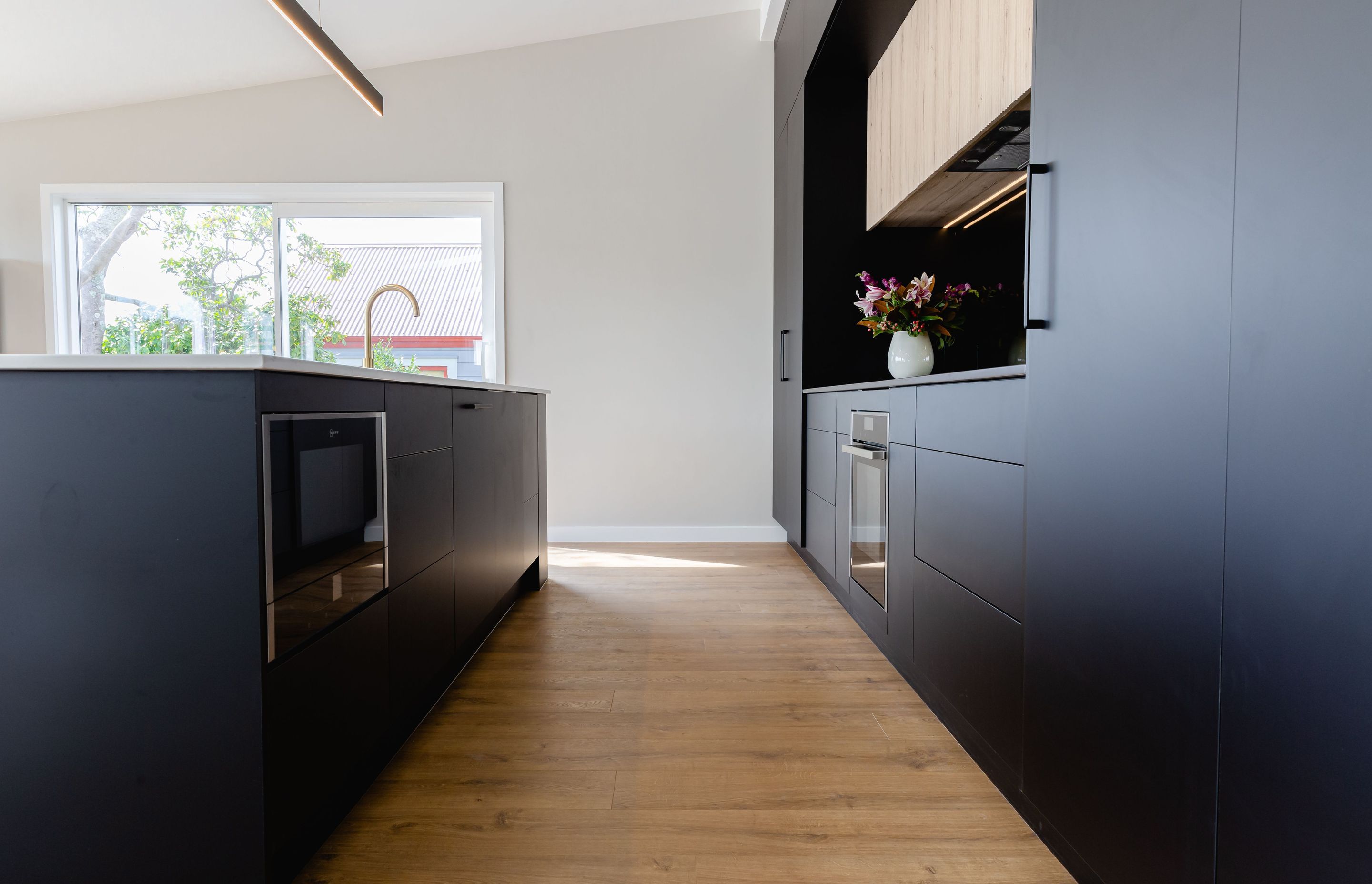 Dezignatek Noir Matt and Cambridge Oak on Prague Profile. Designed by Andrea Ellis of Kitchen Studio North Shore.