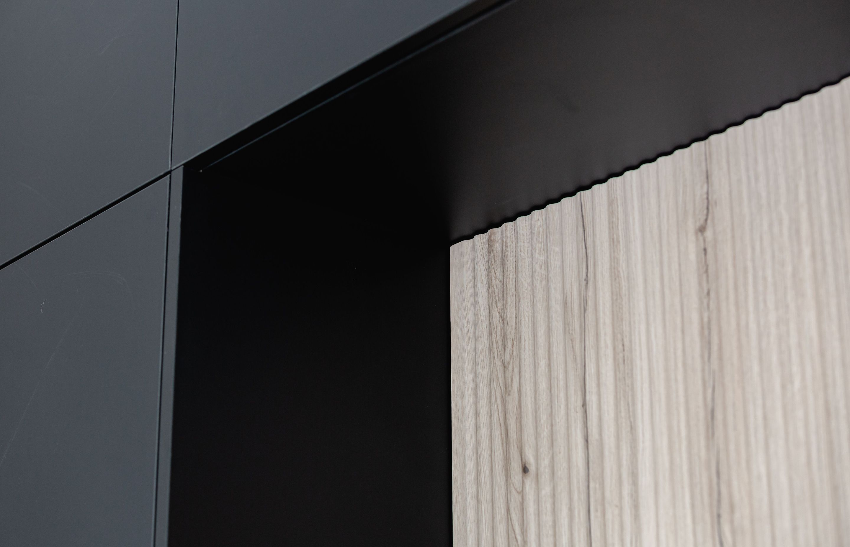 Dezignatek Noir Matt and Cambridge Oak on Prague Profile. Designed by Andrea Ellis of Kitchen Studio North Shore.