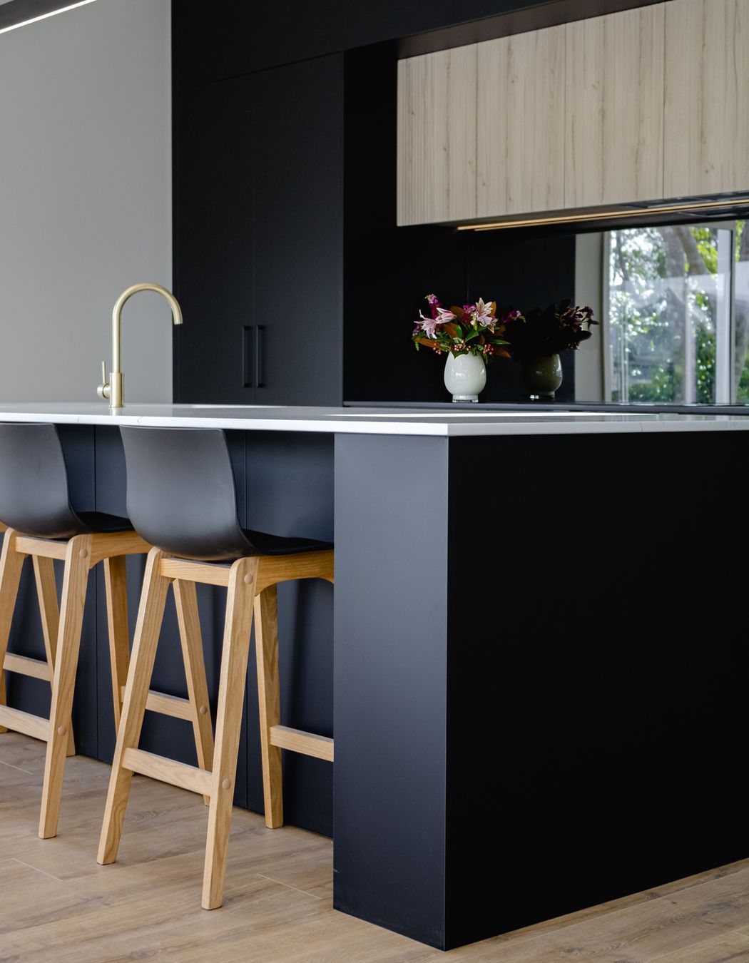 Dezignatek Noir Matt and Cambridge Oak on Prague Profile. Designed by Andrea Ellis of Kitchen Studio North Shore.