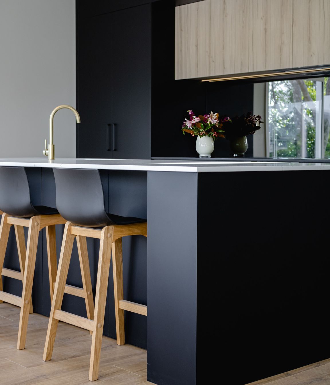 Dezignatek Noir Matt and Cambridge Oak on Prague Profile. Designed by Andrea Ellis of Kitchen Studio North Shore.