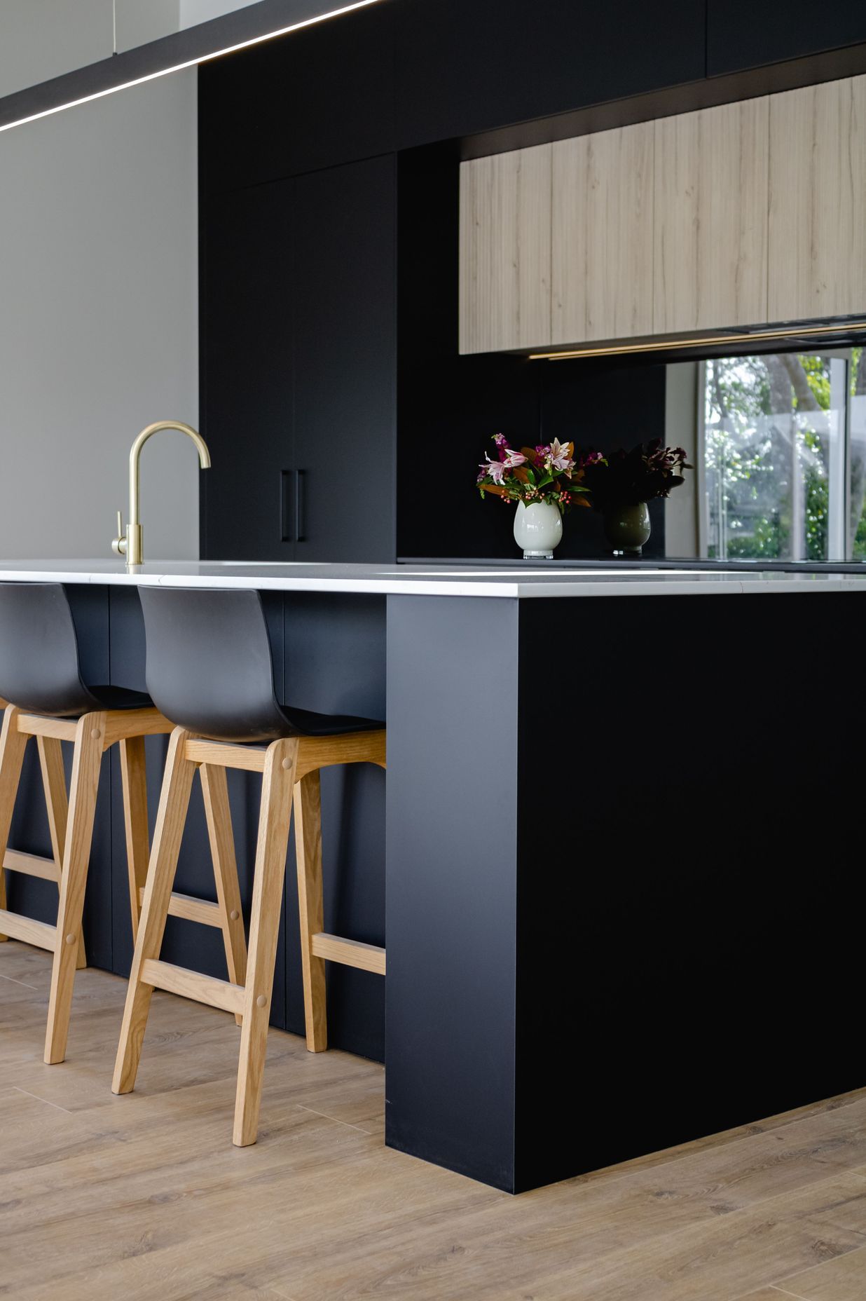 Dezignatek Noir Matt and Cambridge Oak on Prague Profile. Designed by Andrea Ellis of Kitchen Studio North Shore.