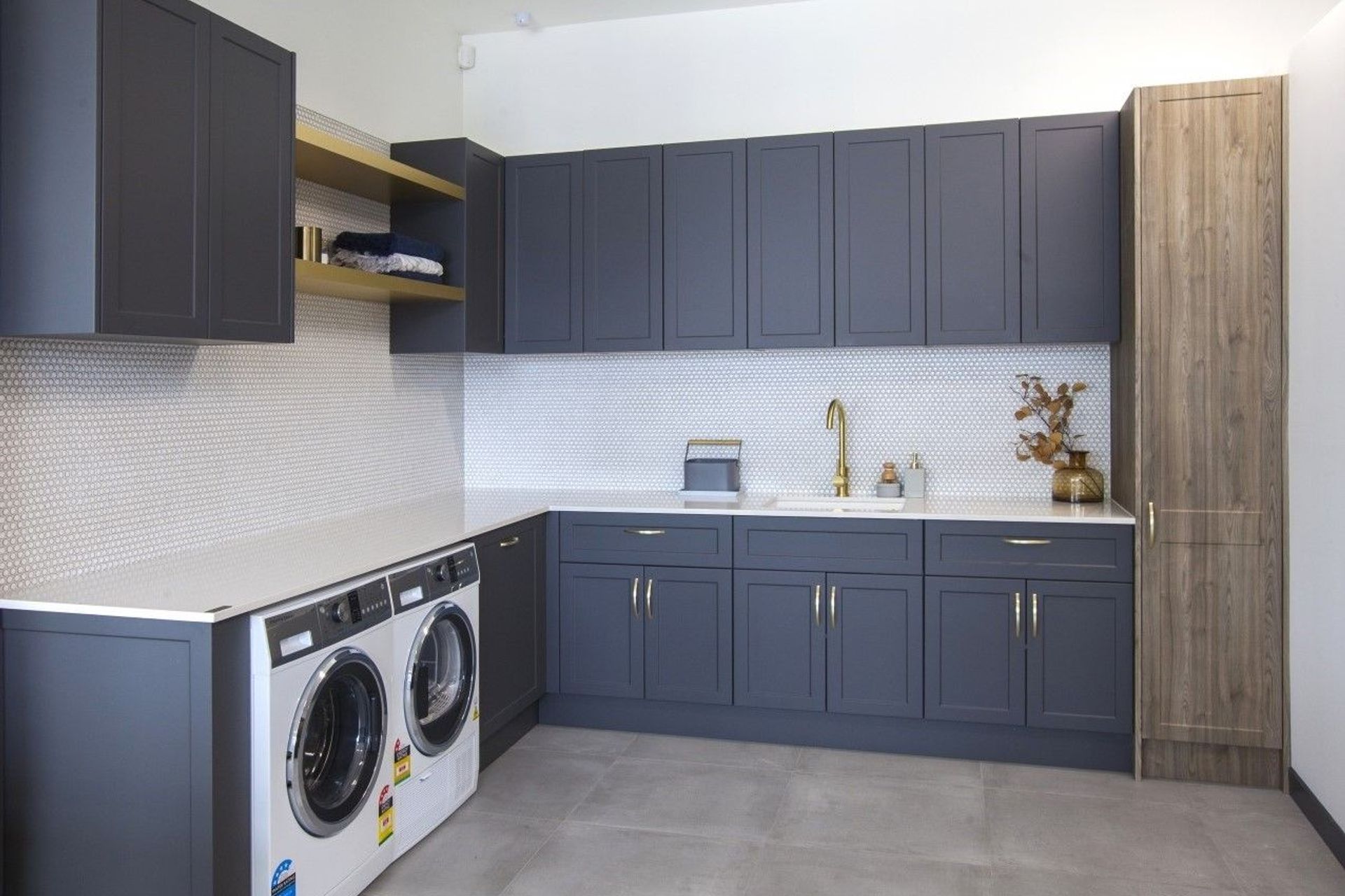 Dezignatek Thermoform, Slate Matt and Methven Oak Raw, Ronda profile. Design by Misco Joinery.