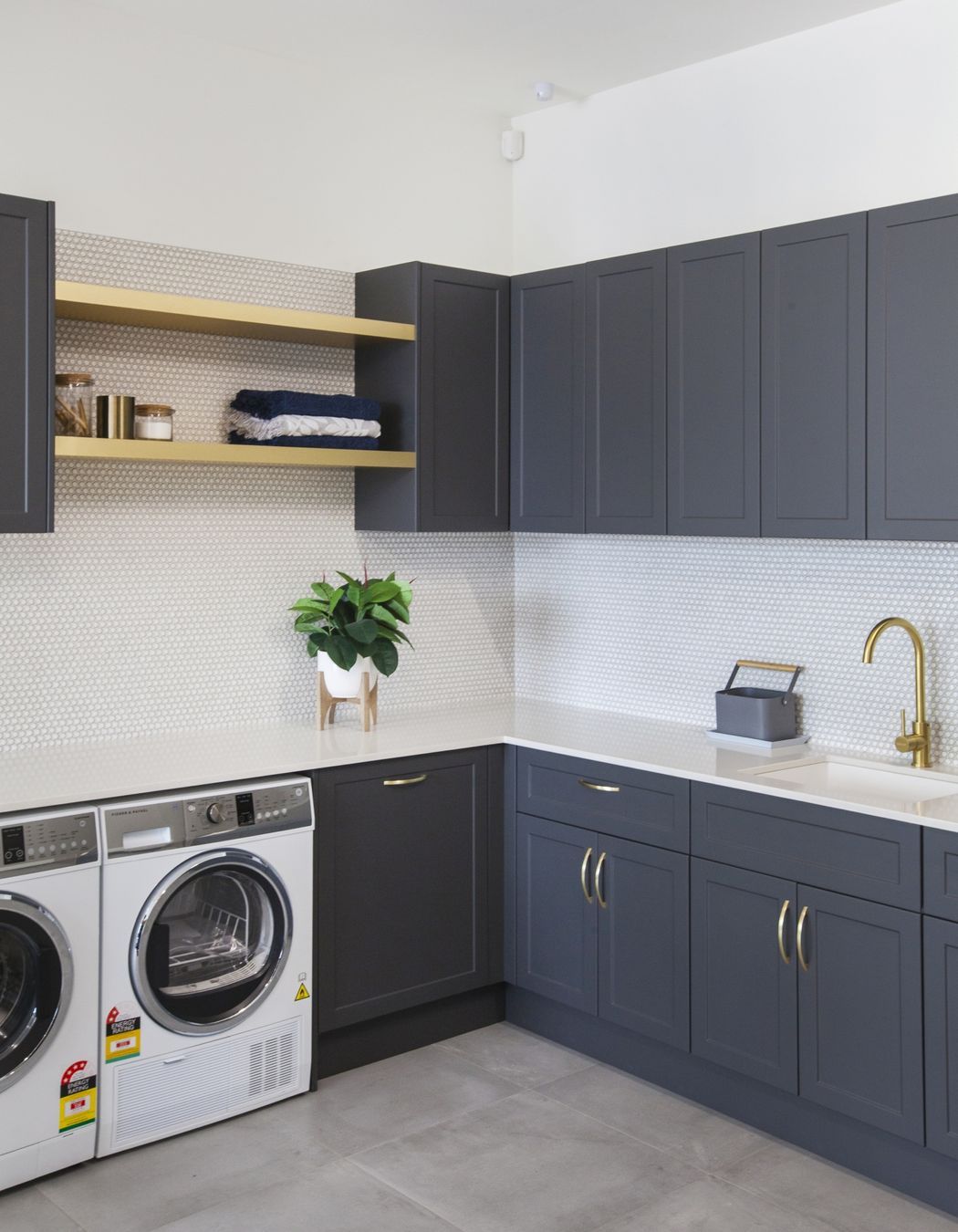 Dezignatek Thermoform, Slate Matt and Methven Oak Raw, Ronda profile. Design by Misco Joinery.