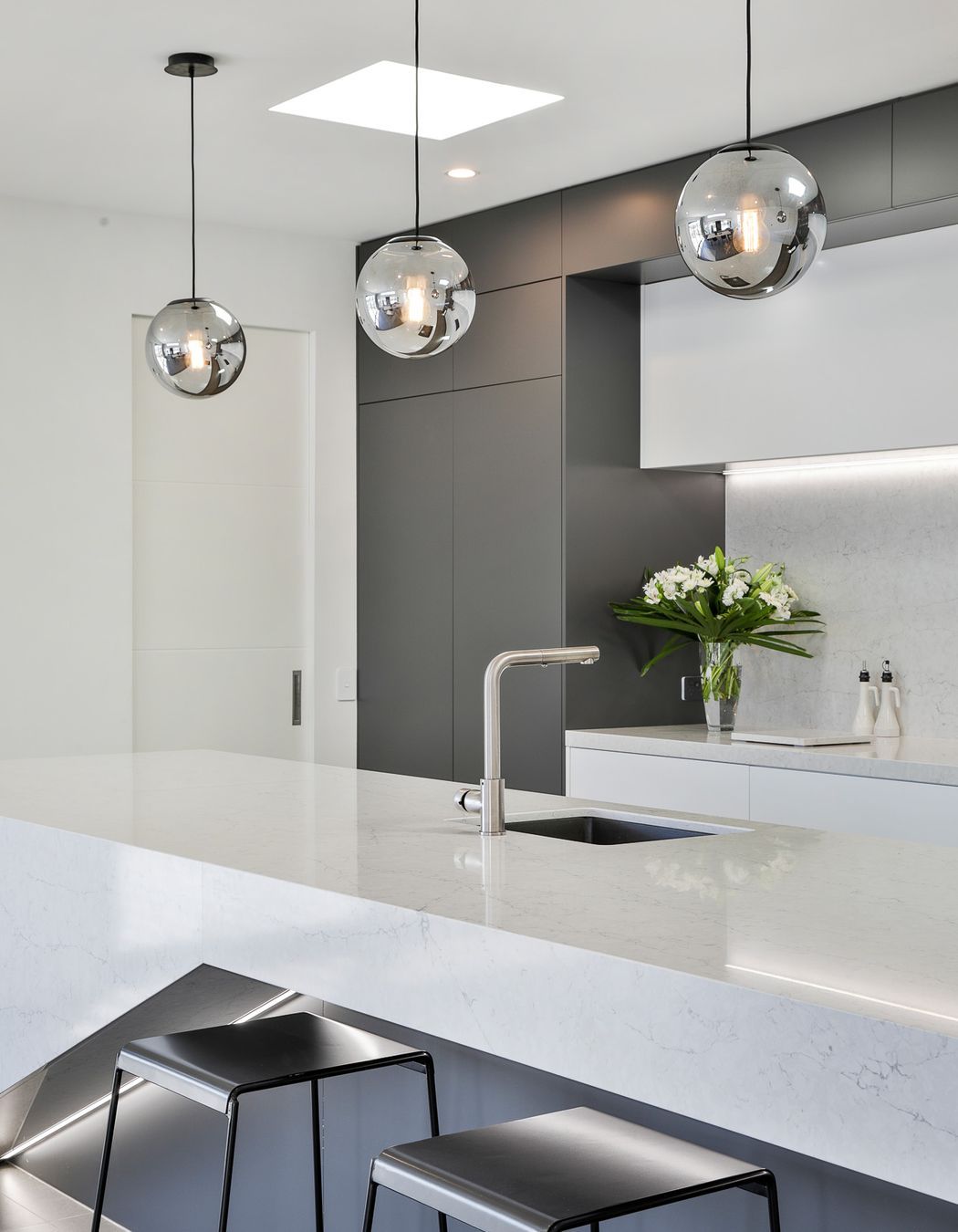 Dezignatek Slate Matt and White Satin on the Milan Square Profile.