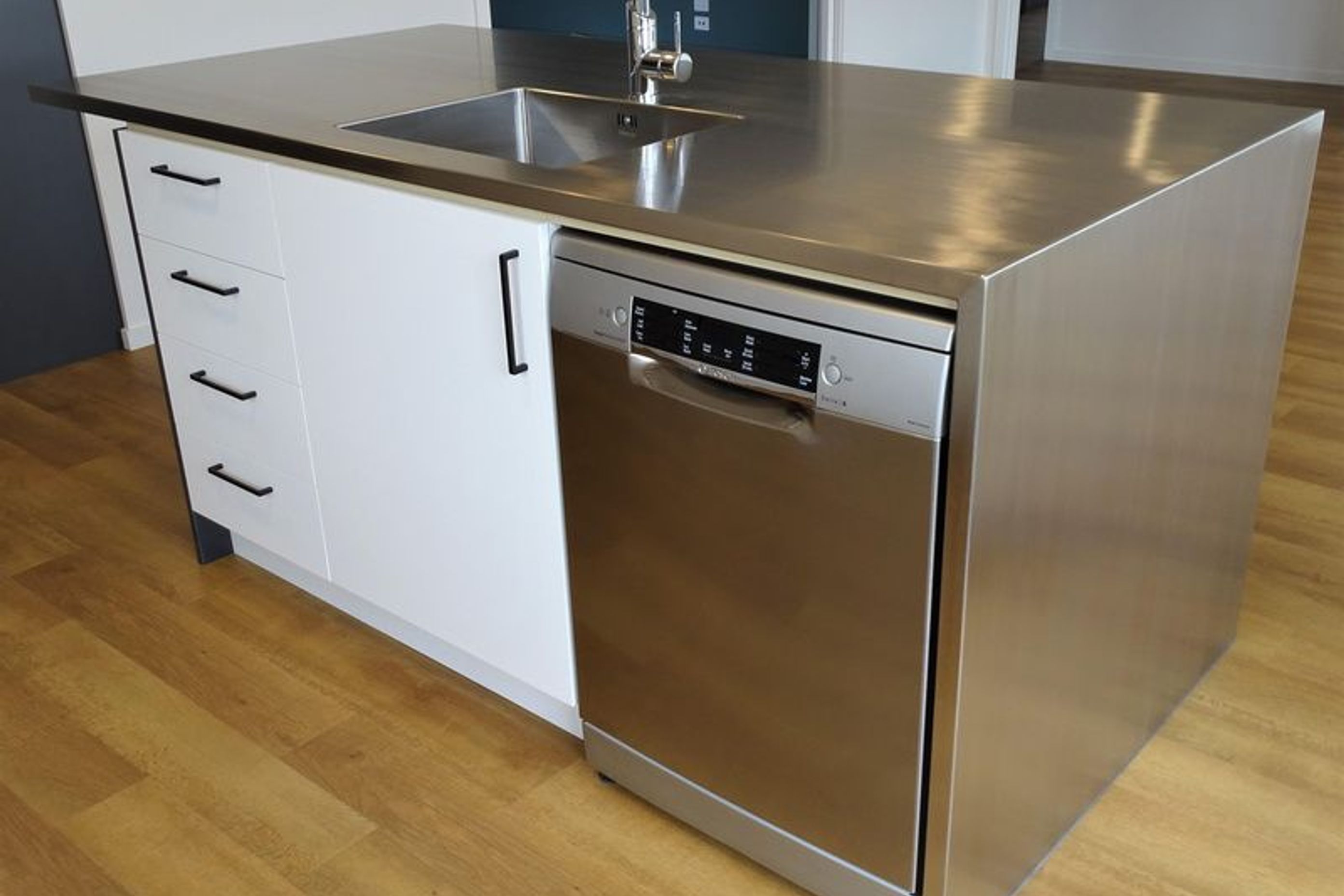 Double drawer dishwasher merges in with the kitchen island bench top