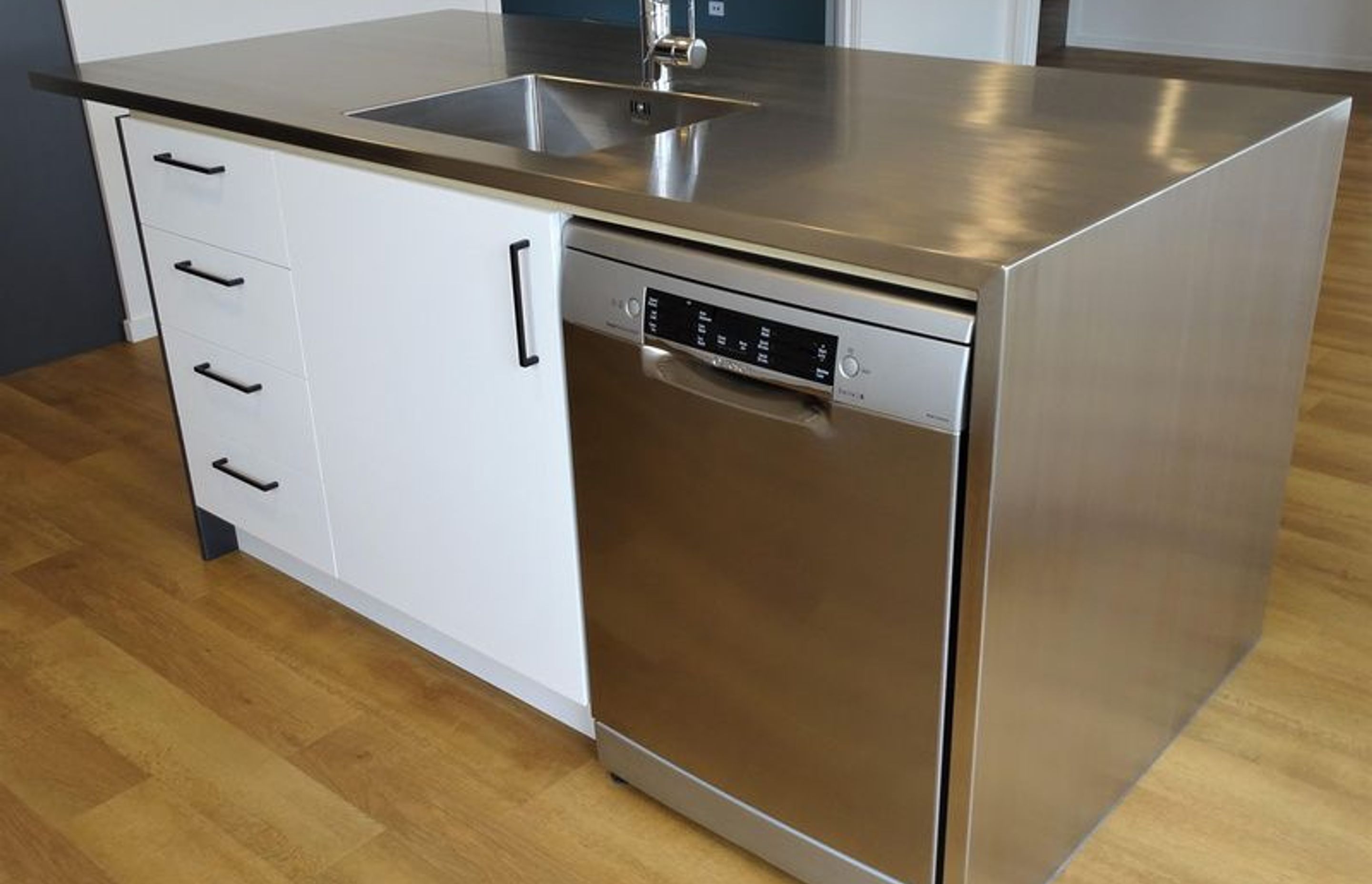 Double drawer dishwasher merges in with the kitchen island bench top