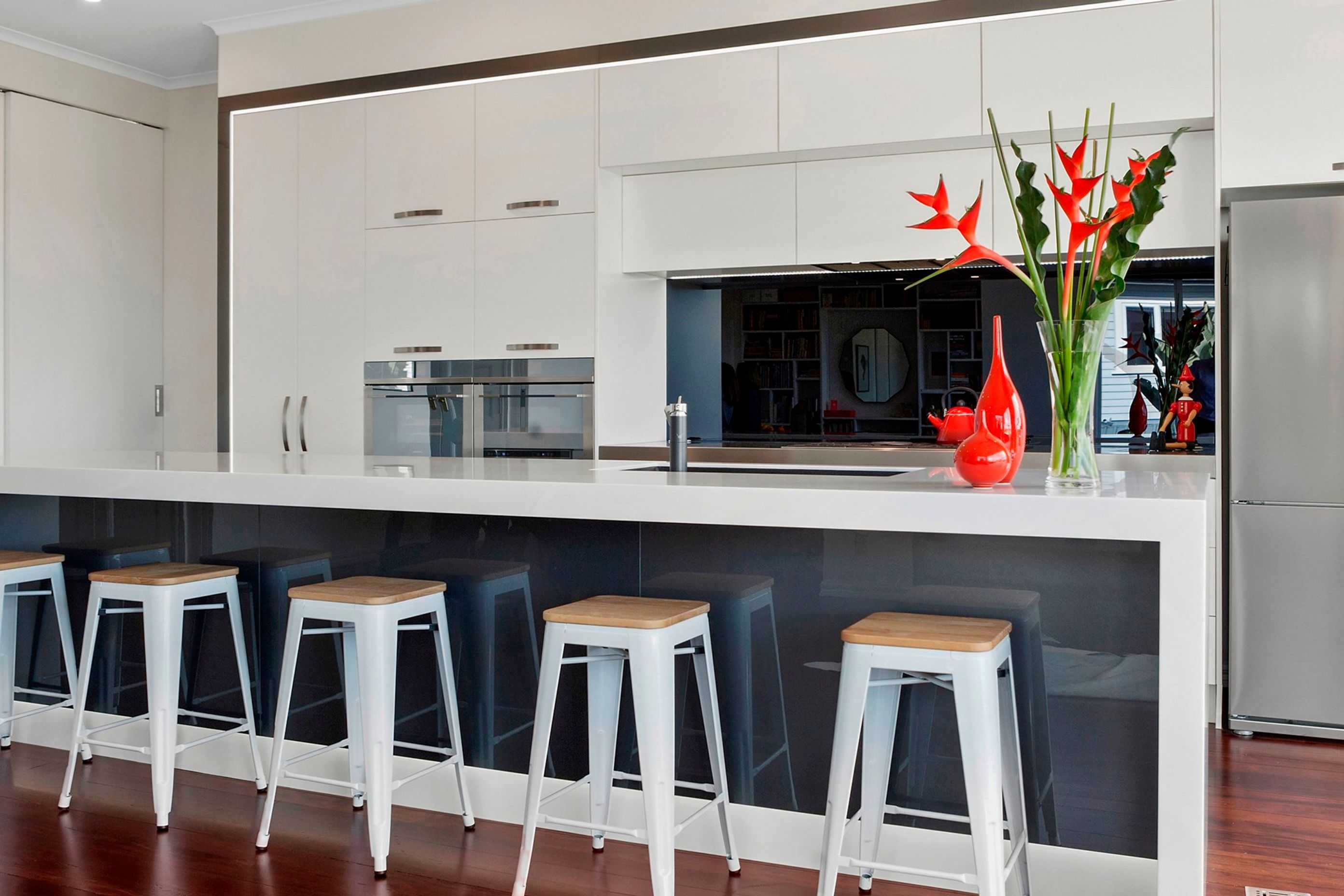 Dezignatek Thermoform Milan profile in White Satin, Designed by Heather Wood of Stewart Scott Cabinetry