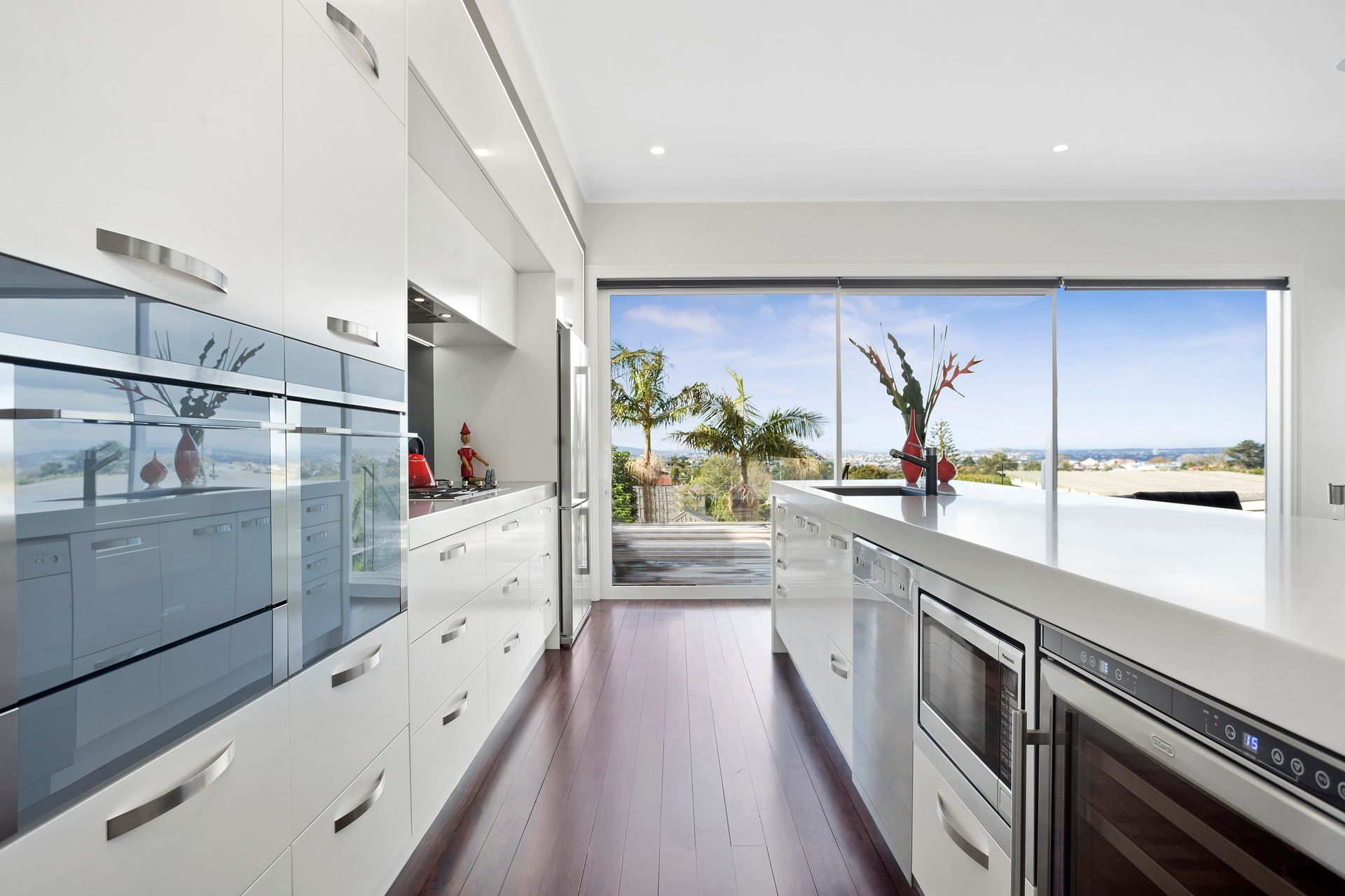 Dezignatek Thermoform Milan profile in White Satin, Designed by Heather Wood of Stewart Scott Cabinetry