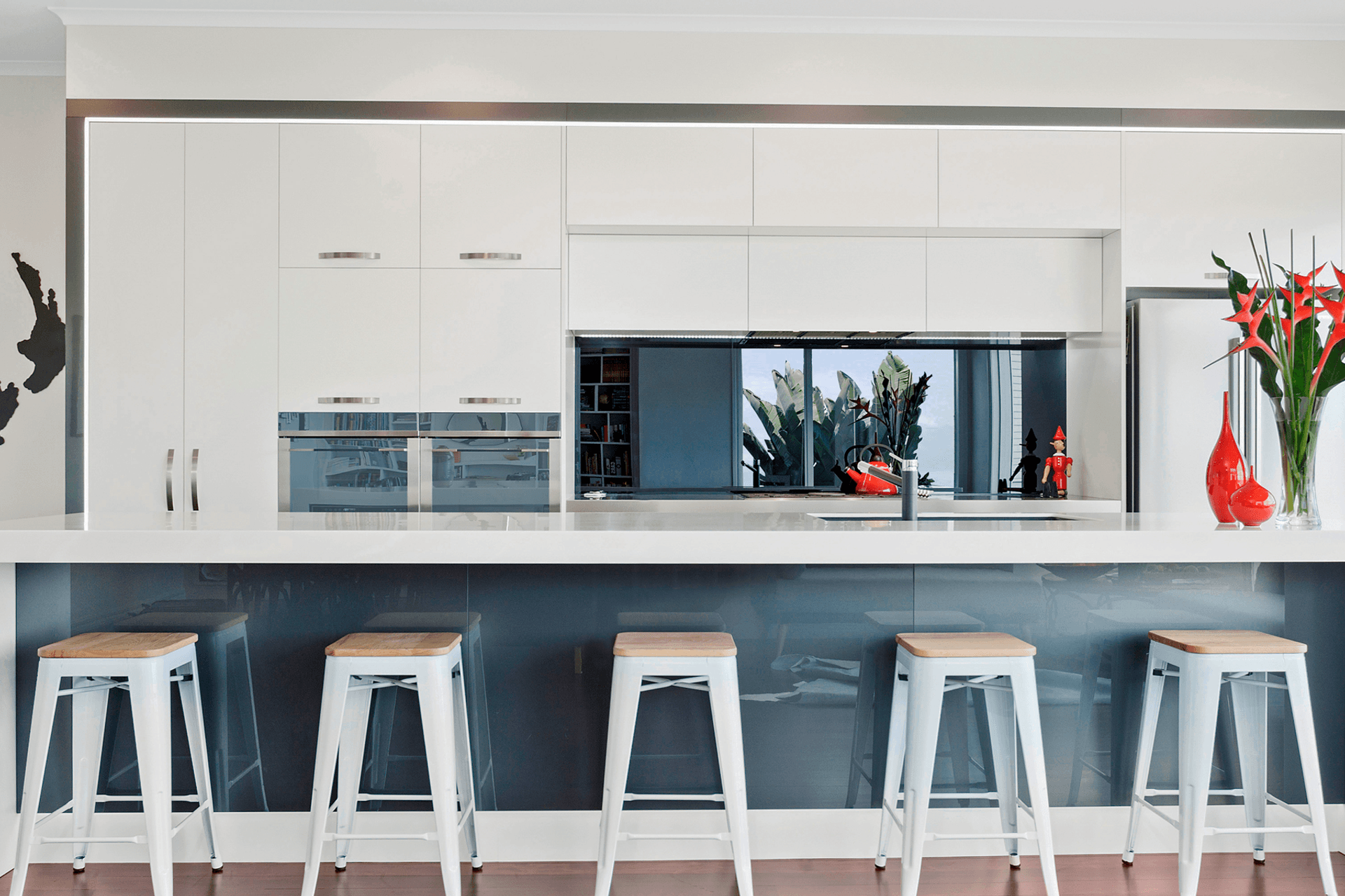 Dezignatek Thermoform Milan profile in White Satin, Designed by Heather Wood of Stewart Scott Cabinetry