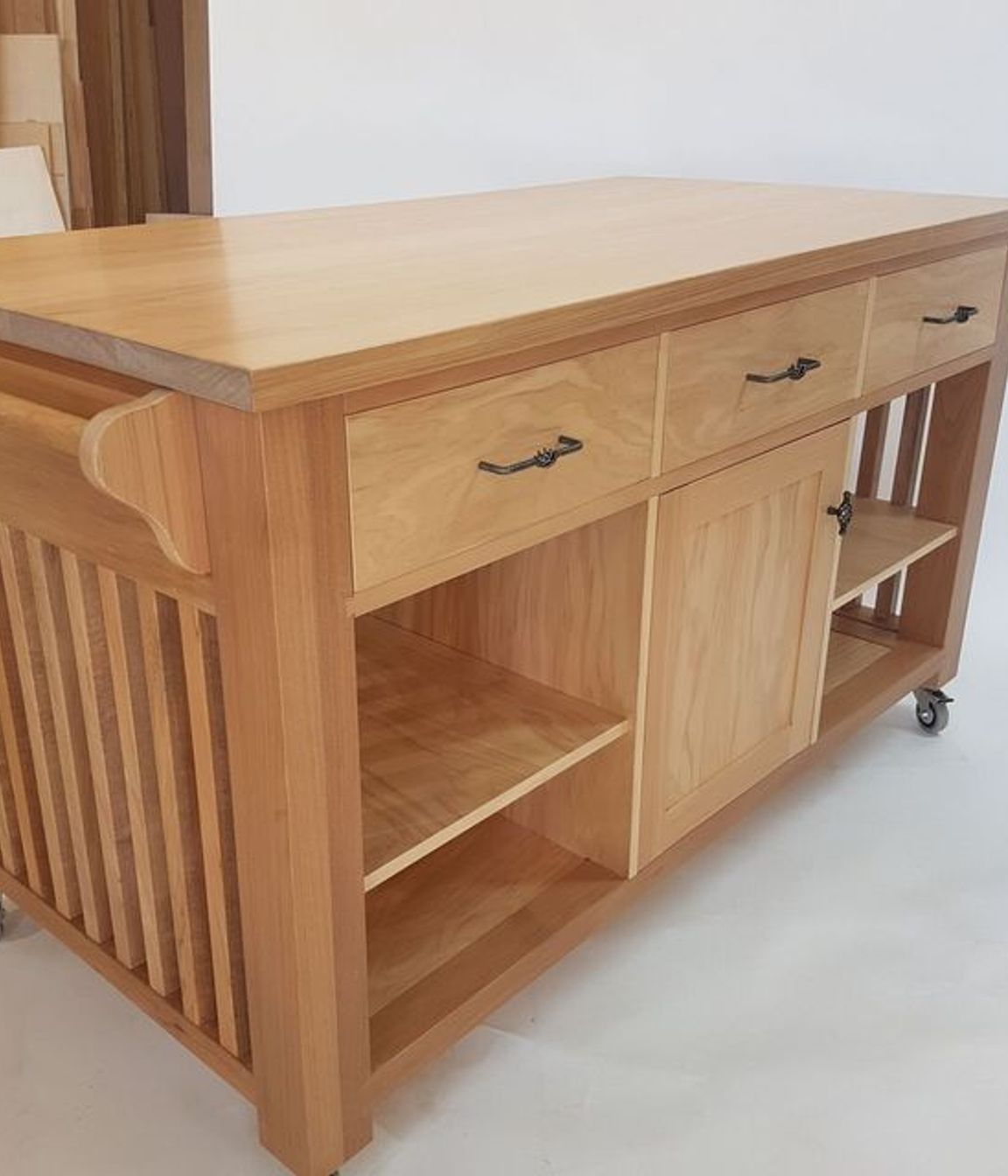 Kauri Kitchen For A Classic Kiwi Villa