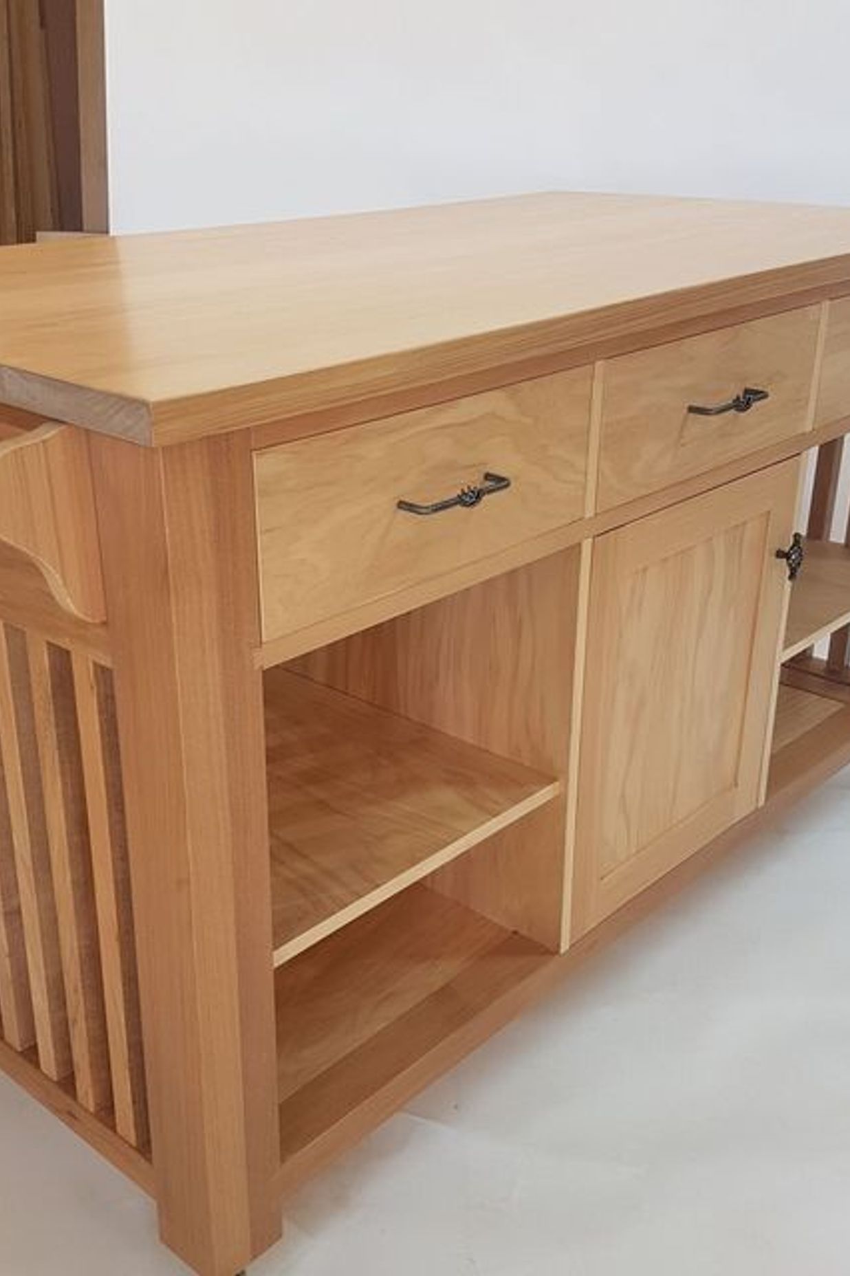 Kauri Kitchen For A Classic Kiwi Villa