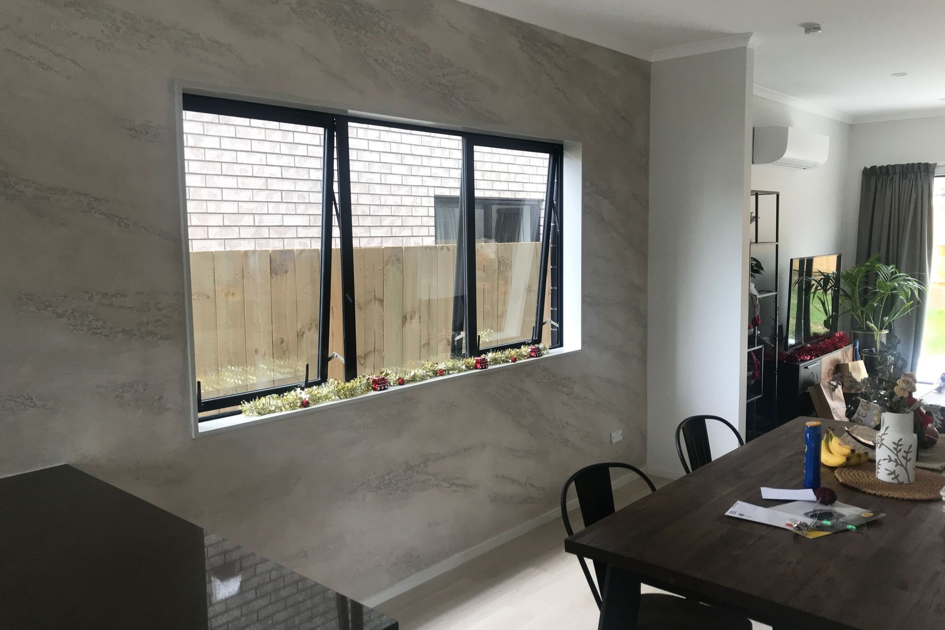 Splashback and continuous wall, Split stone