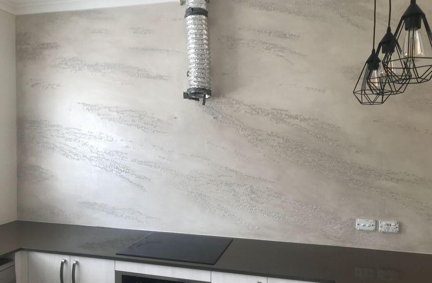 Splashback and continuous wall, Split stone