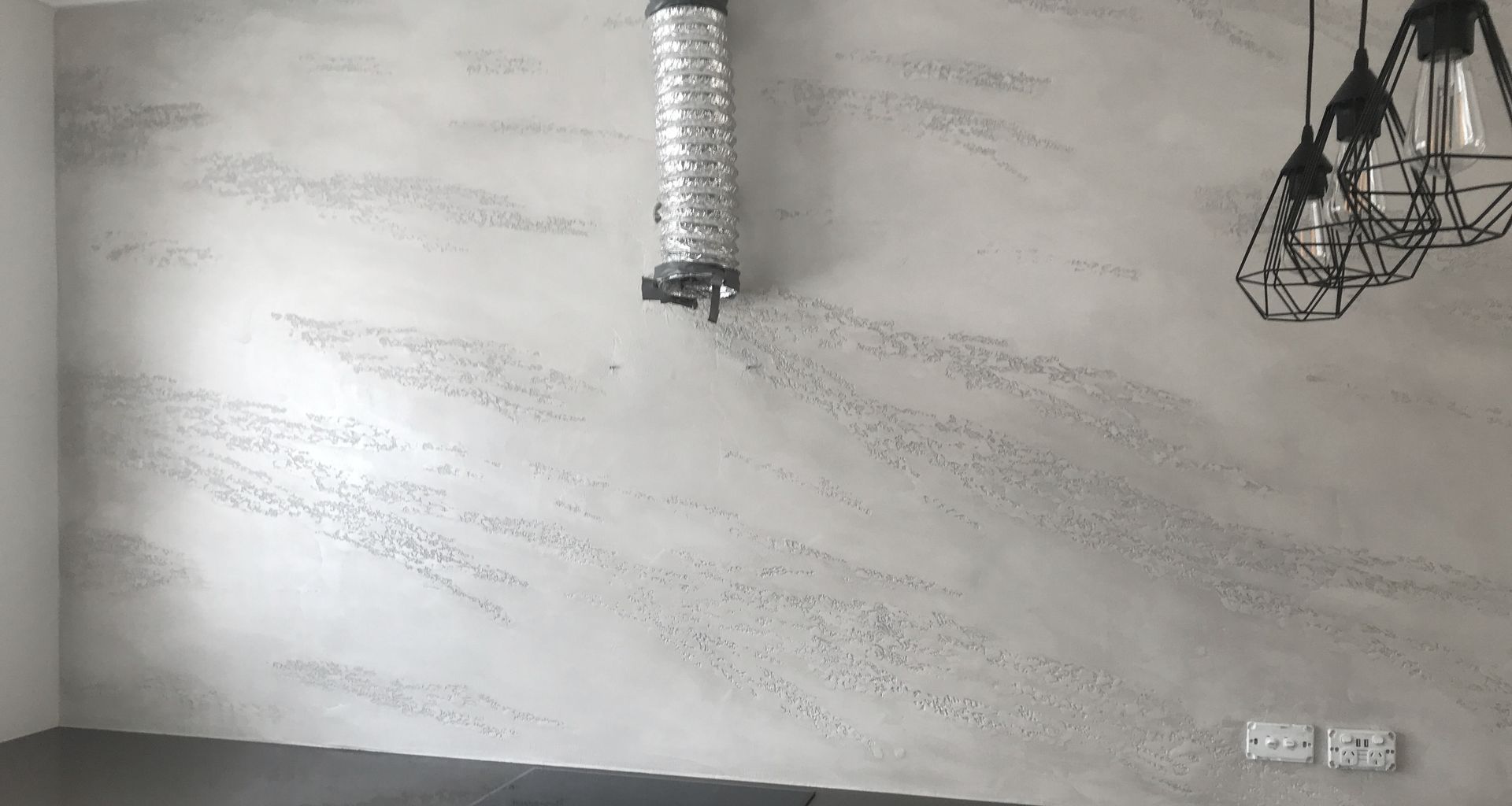 Splashback and continuous wall, Split stone banner