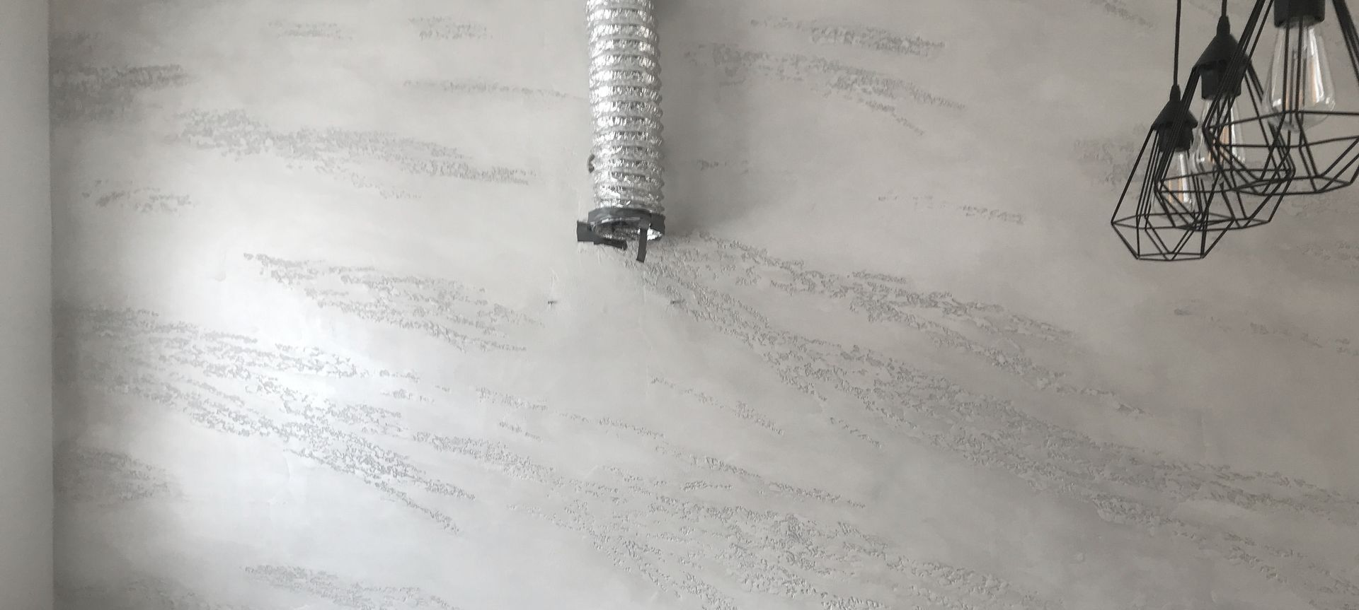 Splashback and continuous wall, Split stone banner