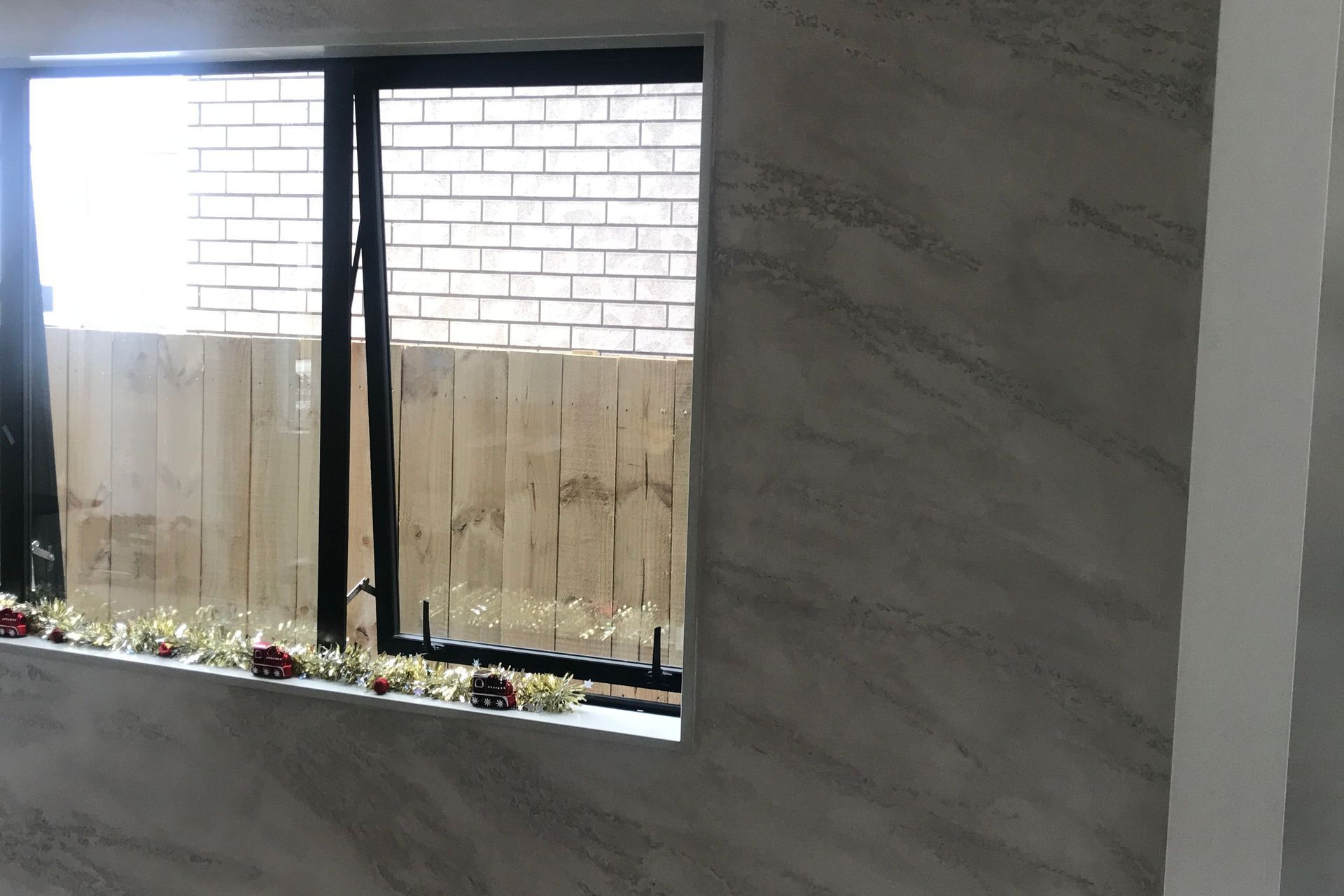 Splashback and continuous wall, Split stone