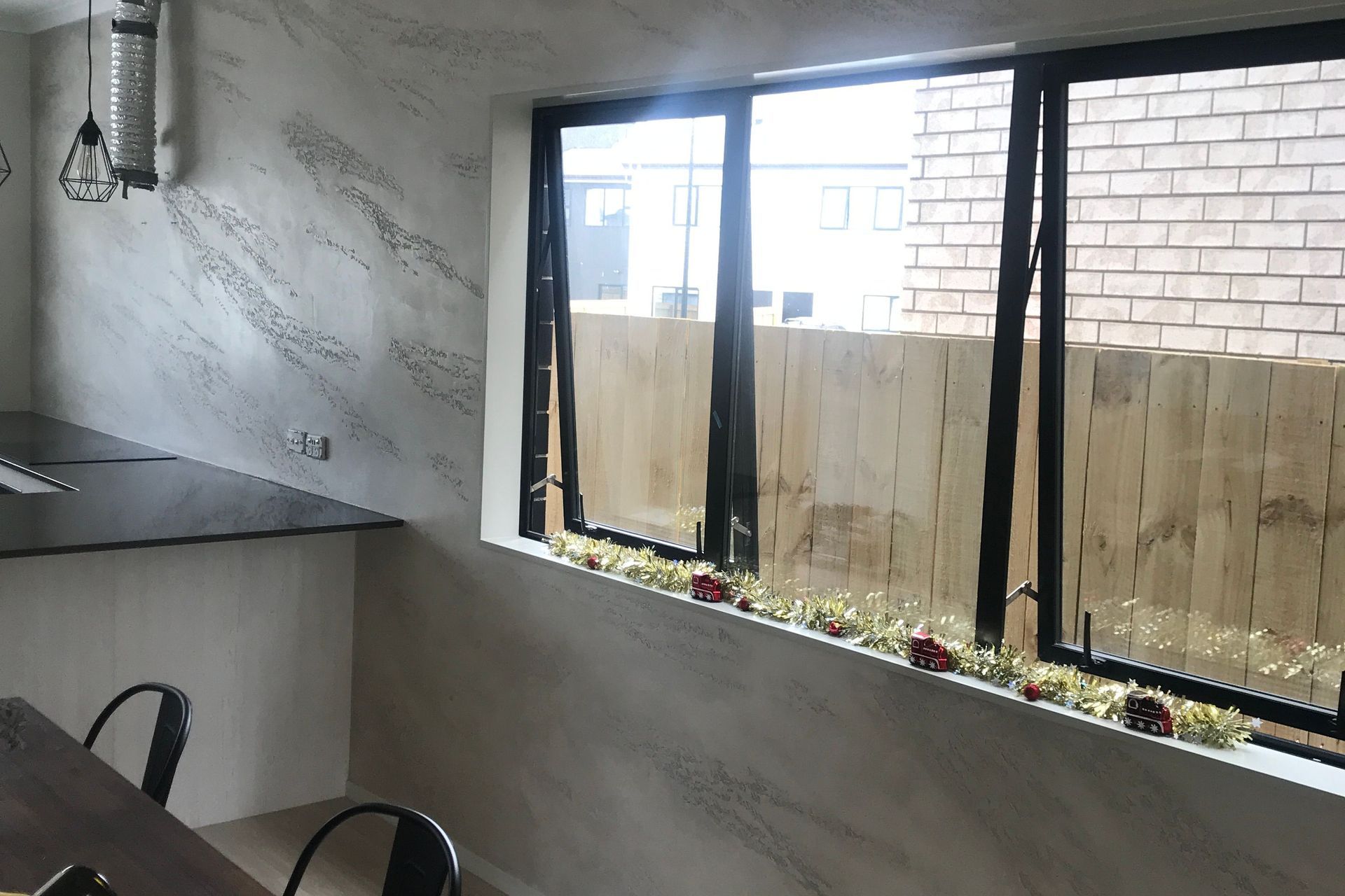 Splashback and continuous wall, Split stone