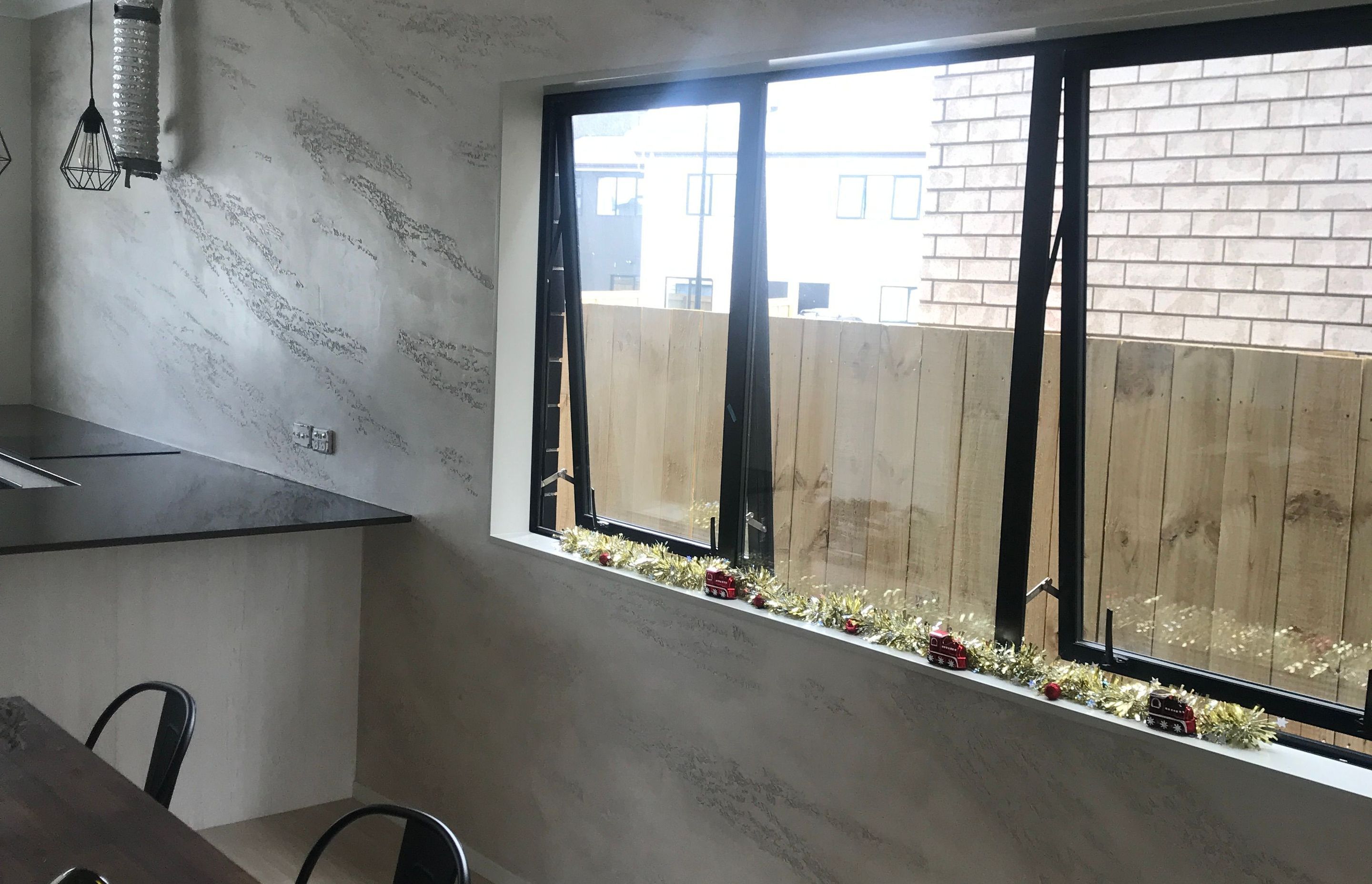 Splashback and continuous wall, Split stone