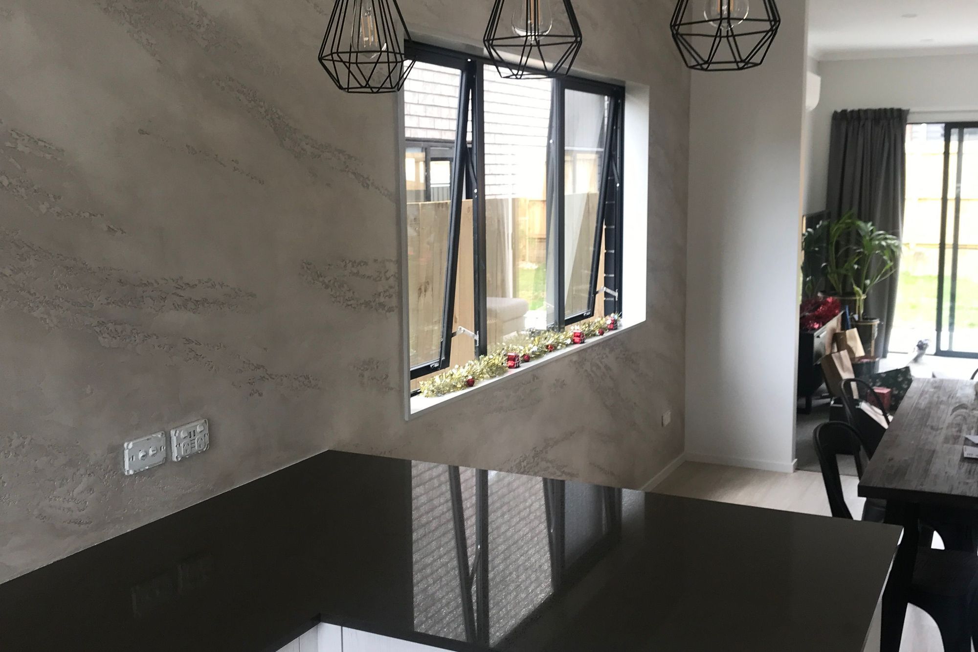 Splashback and continuous wall, Split stone