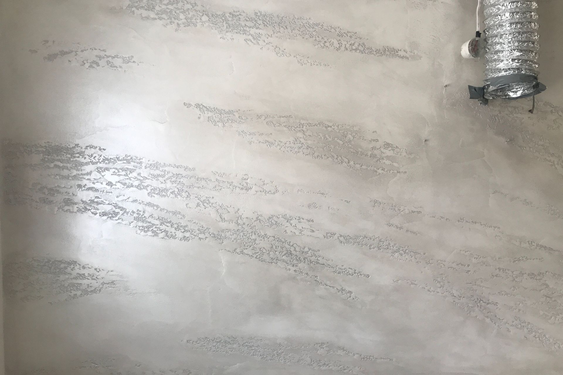 Splashback and continuous wall, Split stone