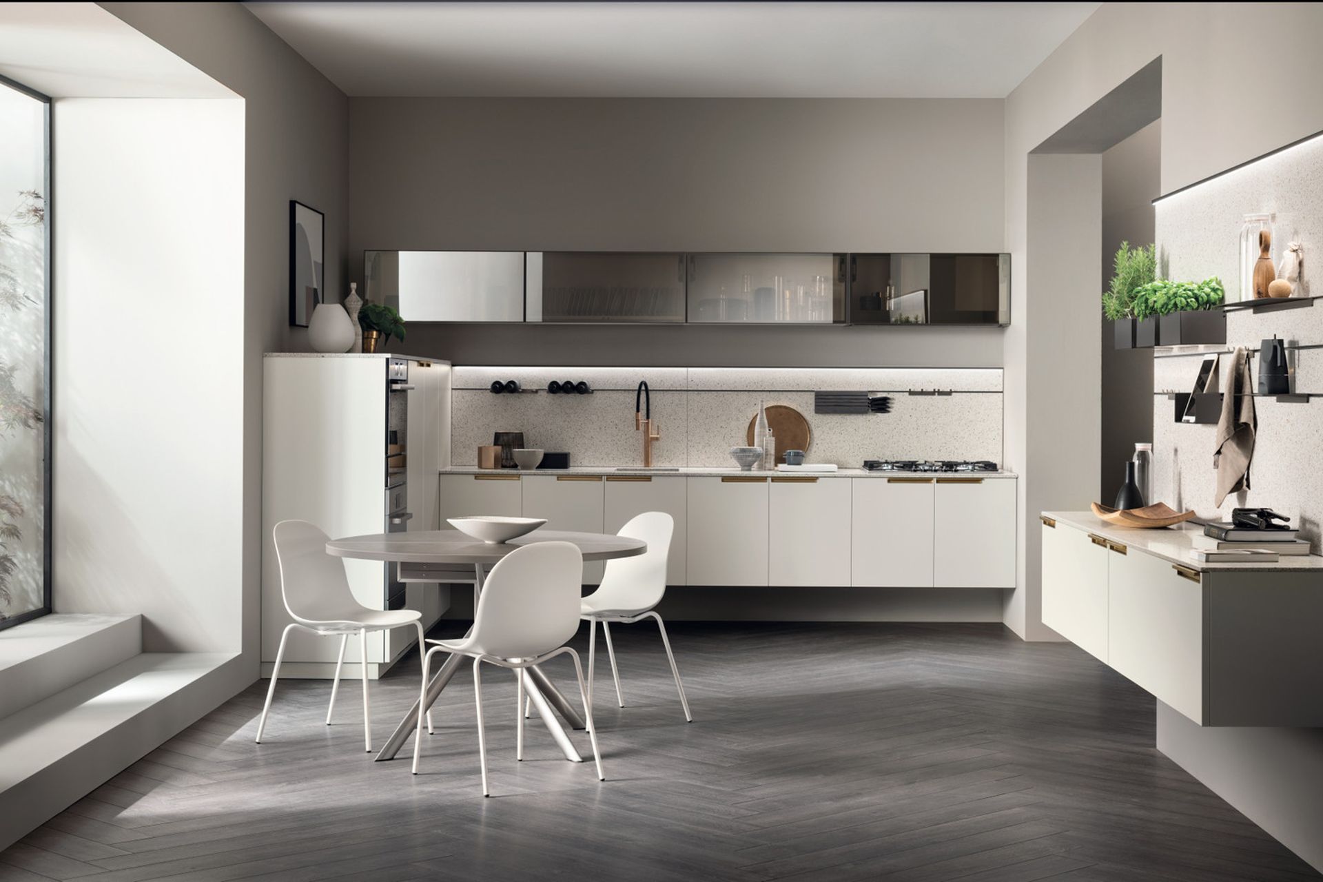 The exclusive side handle detail - easy to grip like in a professional kitchen - proposed in a high-end brass finish, illuminates this compact wall-mounted Prestige white matt lacquered composition.