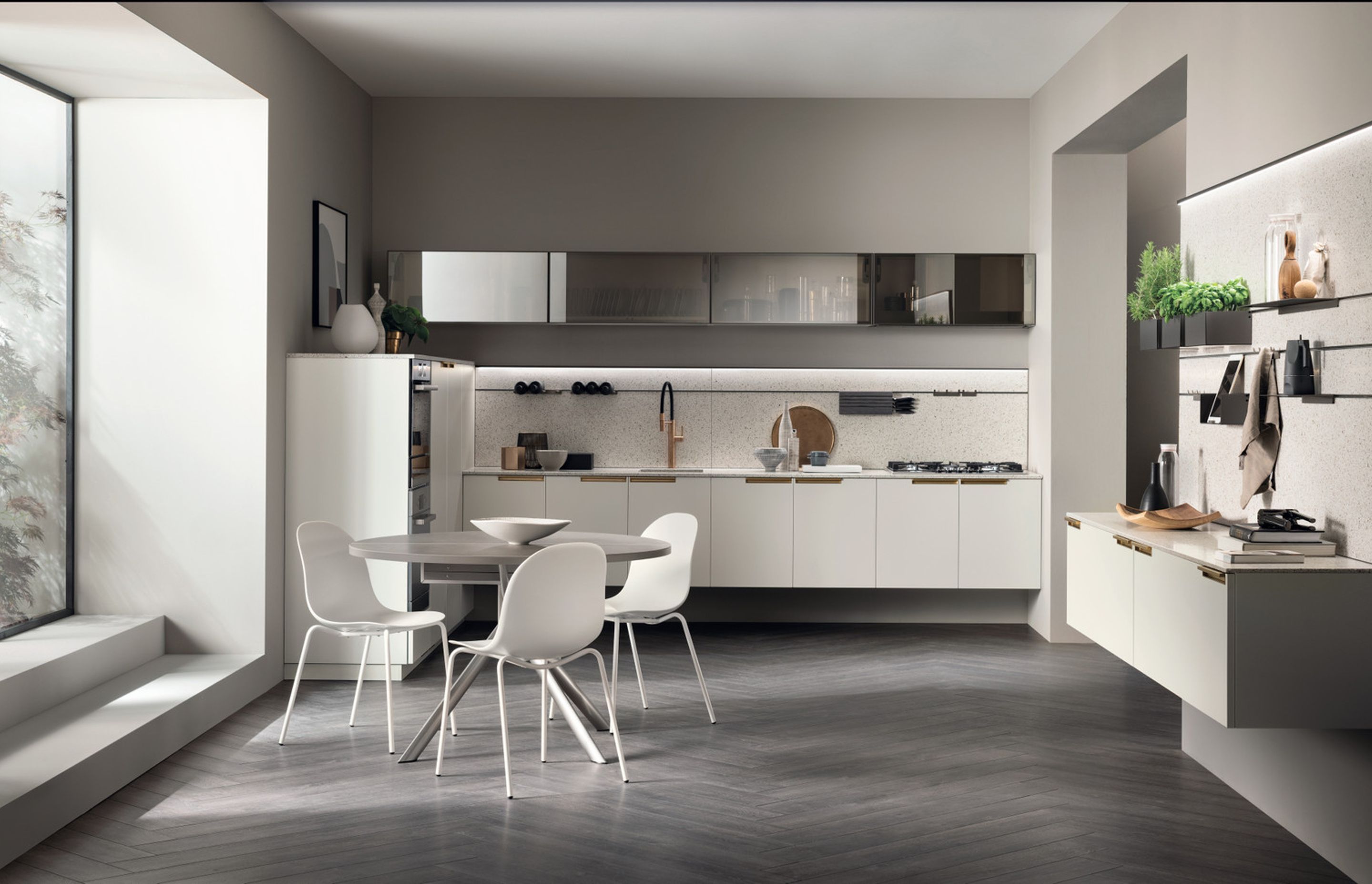 The exclusive side handle detail - easy to grip like in a professional kitchen - proposed in a high-end brass finish, illuminates this compact wall-mounted Prestige white matt lacquered composition.