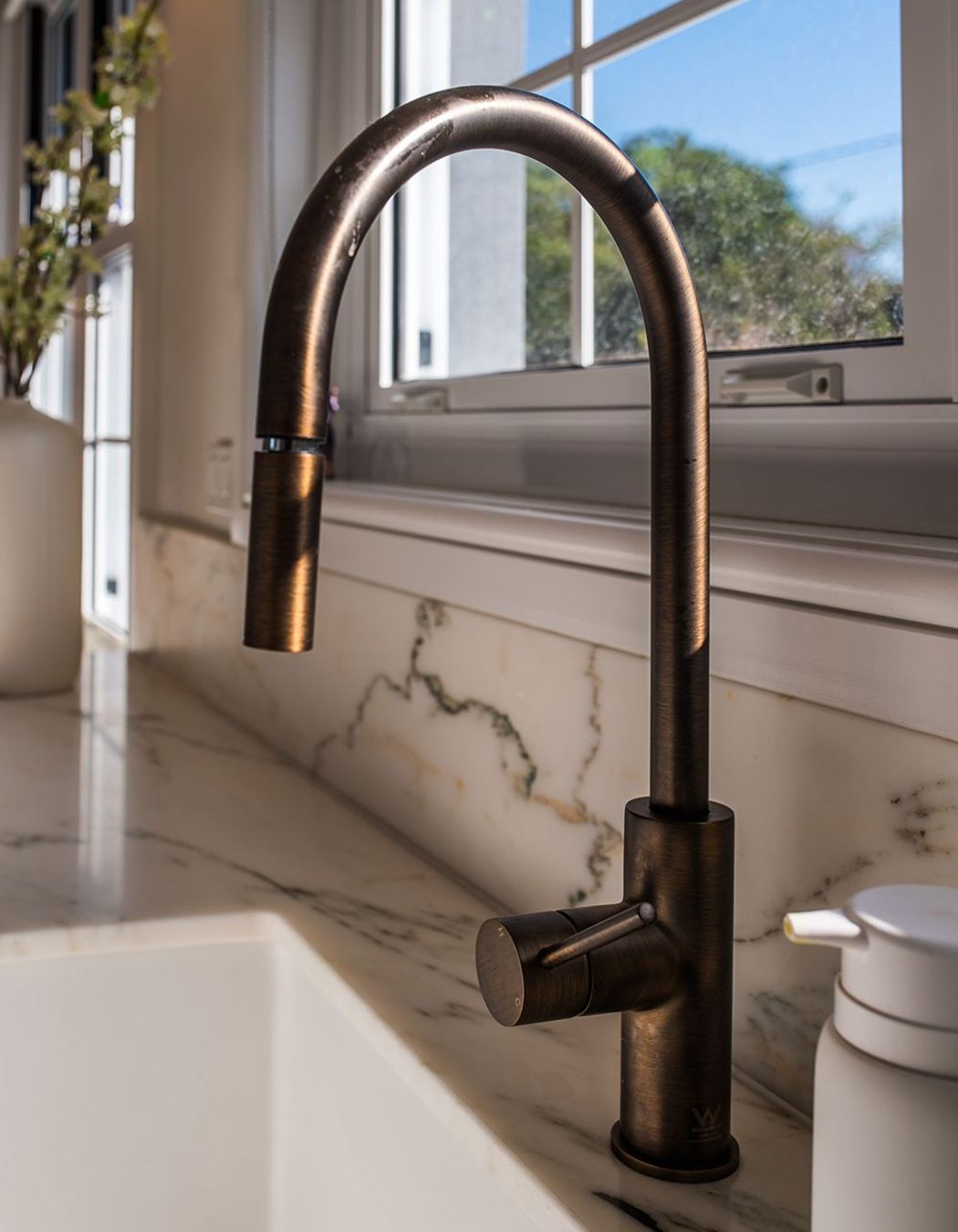 Modern-luxury-kitchen-design-premier-kitchens-sydney-meile-laminex-dulux-elica-25.jpg