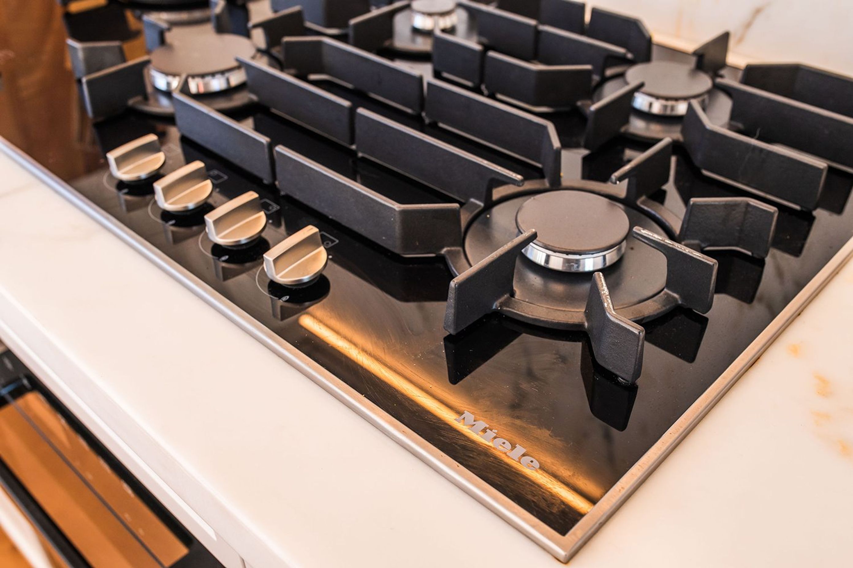 Modern-luxury-kitchen-design-premier-kitchens-sydney-meile-laminex-dulux-elica-27.jpg