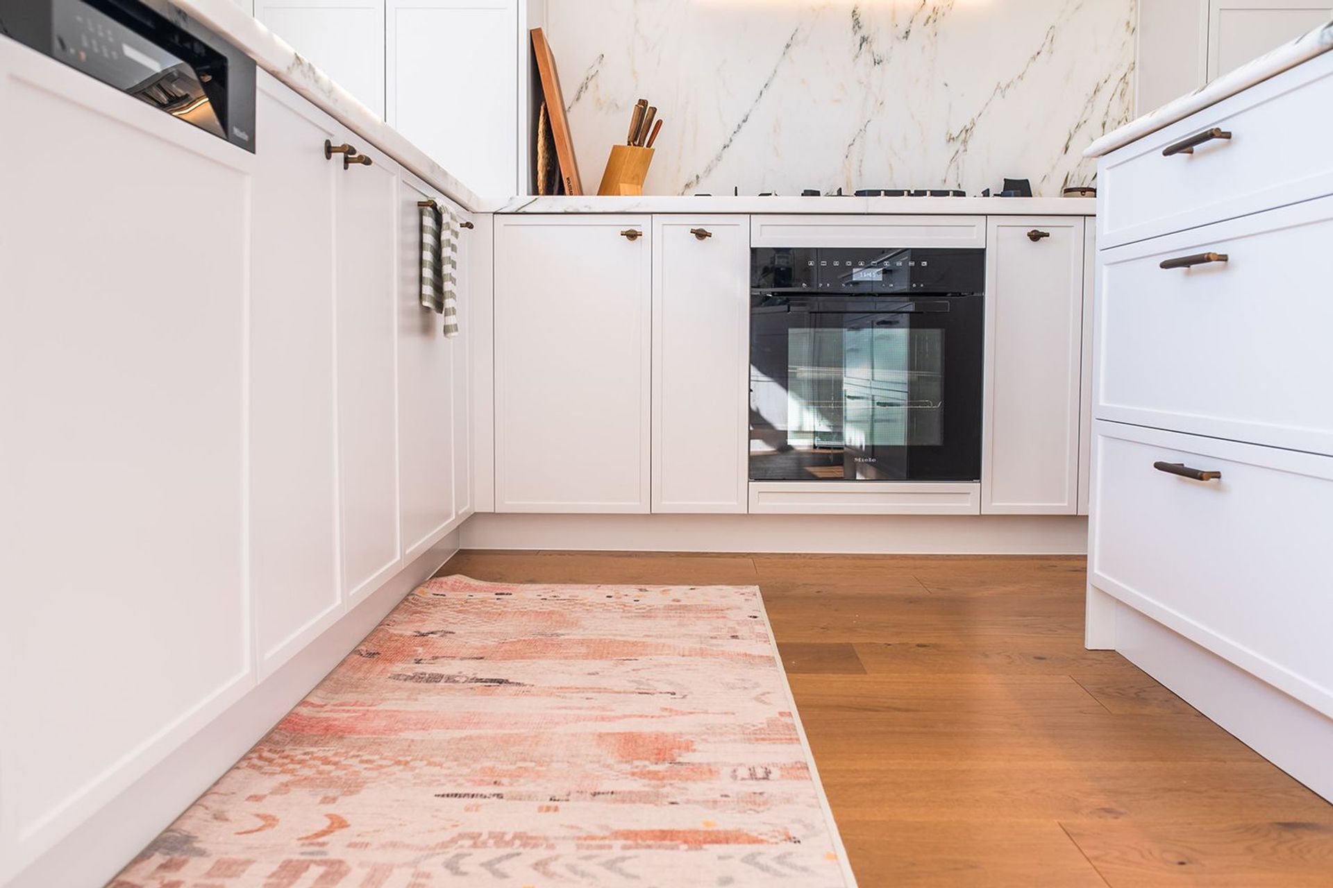 Modern-luxury-kitchen-design-premier-kitchens-sydney-meile-laminex-dulux-elica-32.jpg