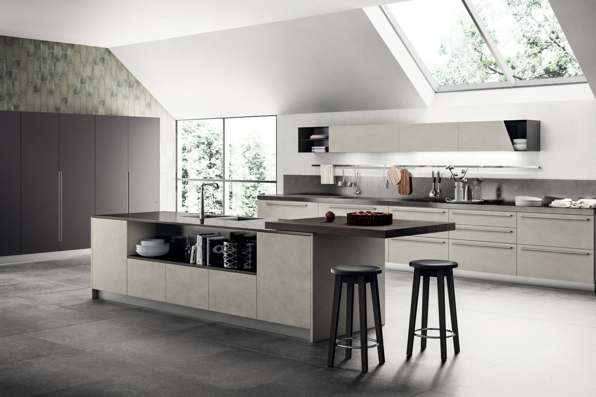 A new tactile sensation for kitchen furnishings: Lima Clay Biomalta used to clad the base units and wall units in the composition constitutes a hard-wearing material that is concurrently trendy.