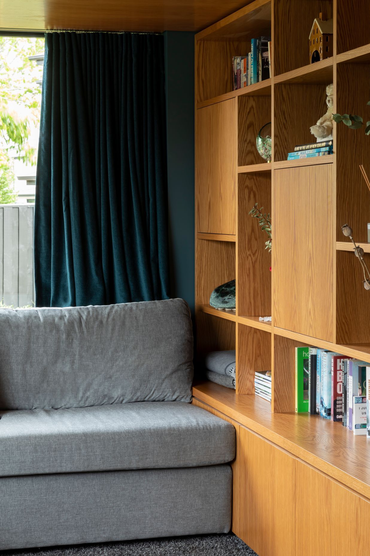 Prime Veneer, American White Oak - Crown Cut &amp; Prime Laminate, Devious Soft-Matt. Design by Kate Carter Interior Design. Photography by Sarah Rowlands.