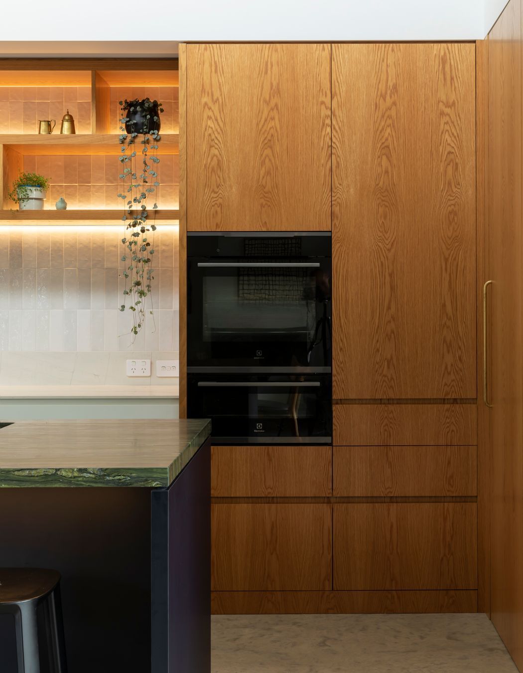 Prime Veneer, American White Oak - Crown Cut &amp; Prime Laminate, Devious Soft-Matt. Design by Kate Carter Interior Design. Photography by Sarah Rowlands.