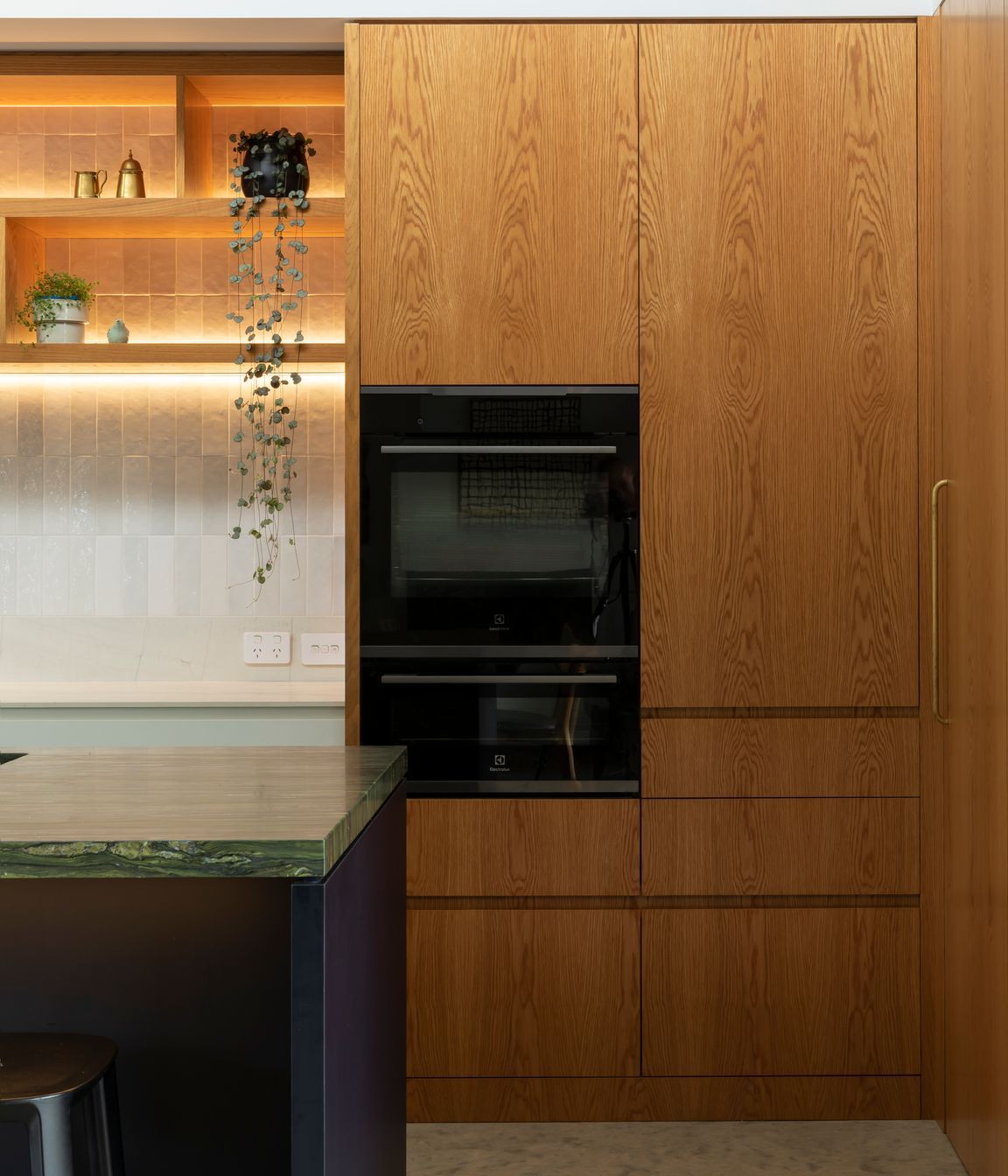 Prime Veneer, American White Oak - Crown Cut &amp; Prime Laminate, Devious Soft-Matt. Design by Kate Carter Interior Design. Photography by Sarah Rowlands.