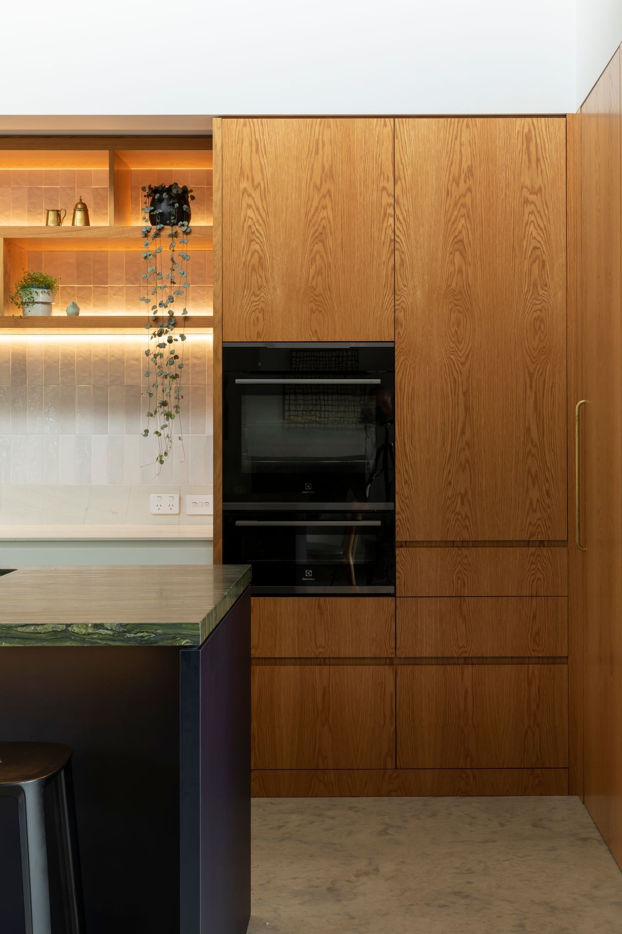 Prime Veneer, American White Oak - Crown Cut & Prime Laminate, Devious Soft-Matt. Design by Kate Carter Interior Design. Photography by Sarah Rowlands.