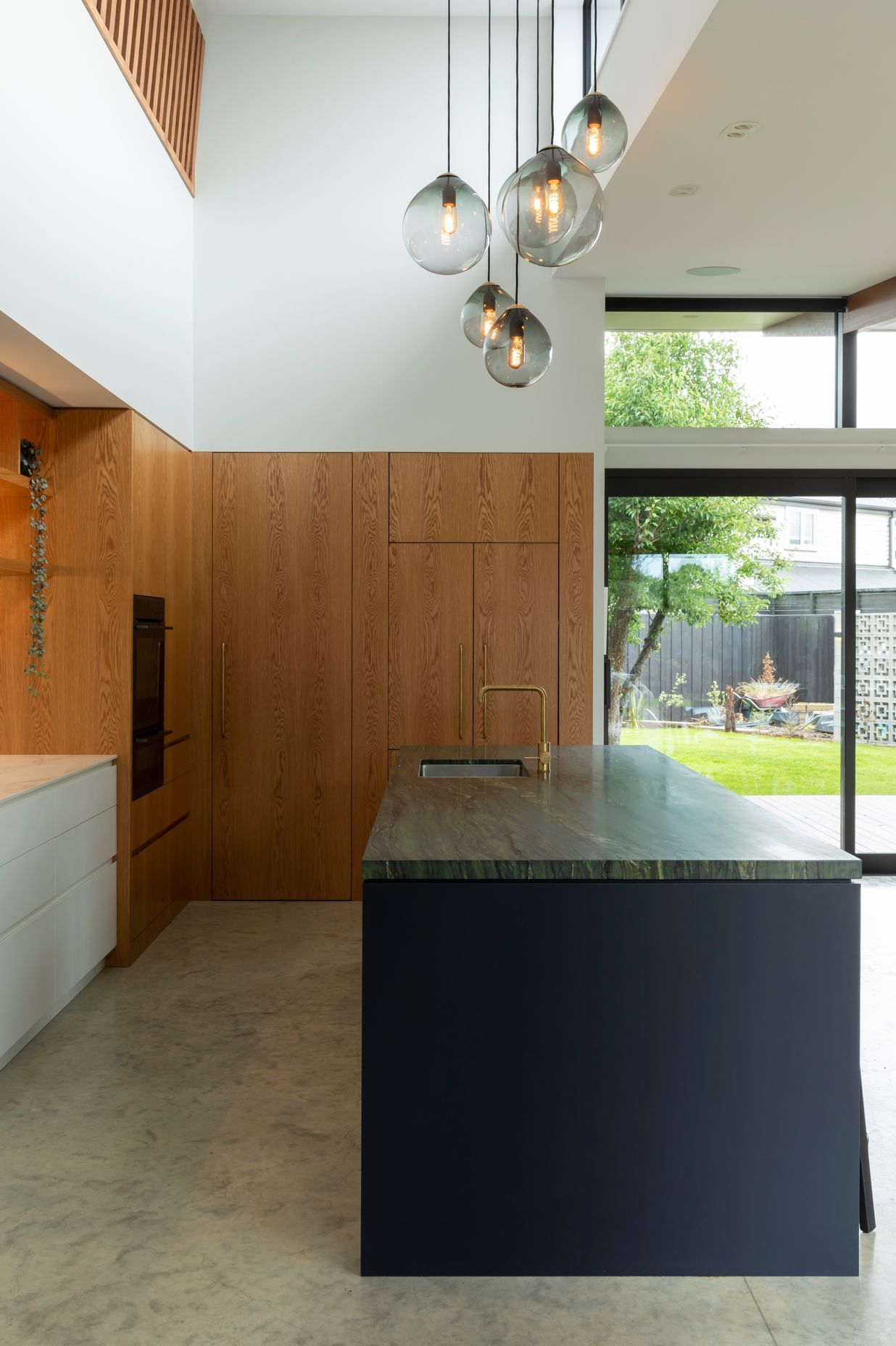 Prime Veneer, American White Oak - Crown Cut & Prime Laminate, Devious Soft-Matt. Design by Kate Carter Interior Design. Photography by Sarah Rowlands.