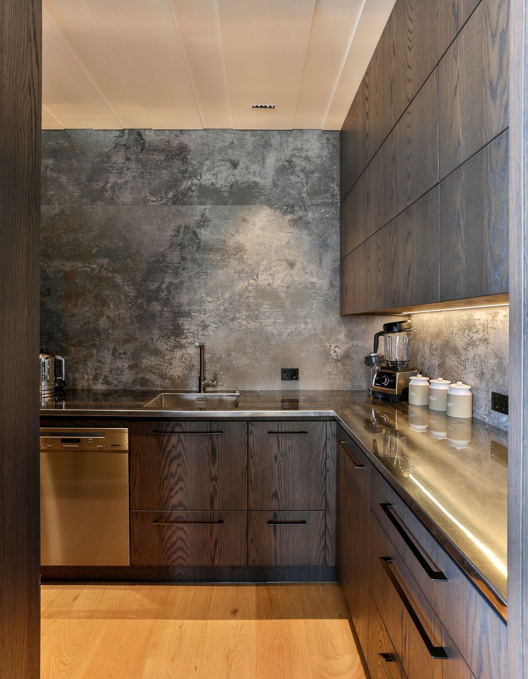 Prime Veneer, Art Planked . Design by Michelle Gillbanks, Kitchens by Design.