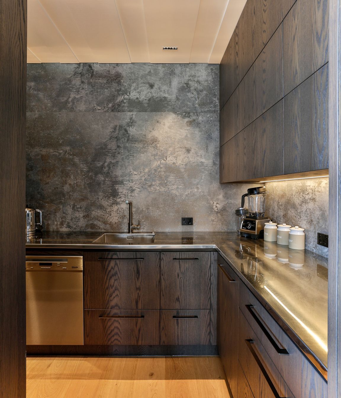 Prime Veneer, Art Planked . Design by Michelle Gillbanks, Kitchens by Design.