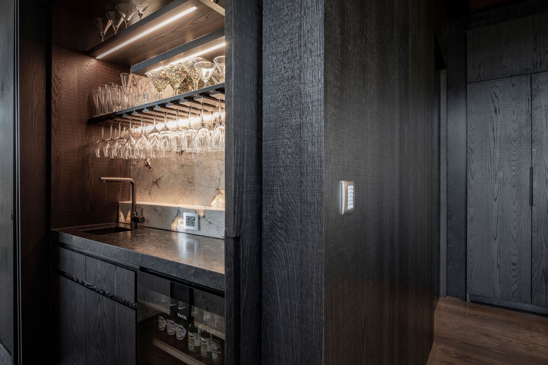 Prime Art Veneer, Sawn. Design by Davinia Sutton, Detail by Davinia Sutton. Photography by Stephen Goodenough.