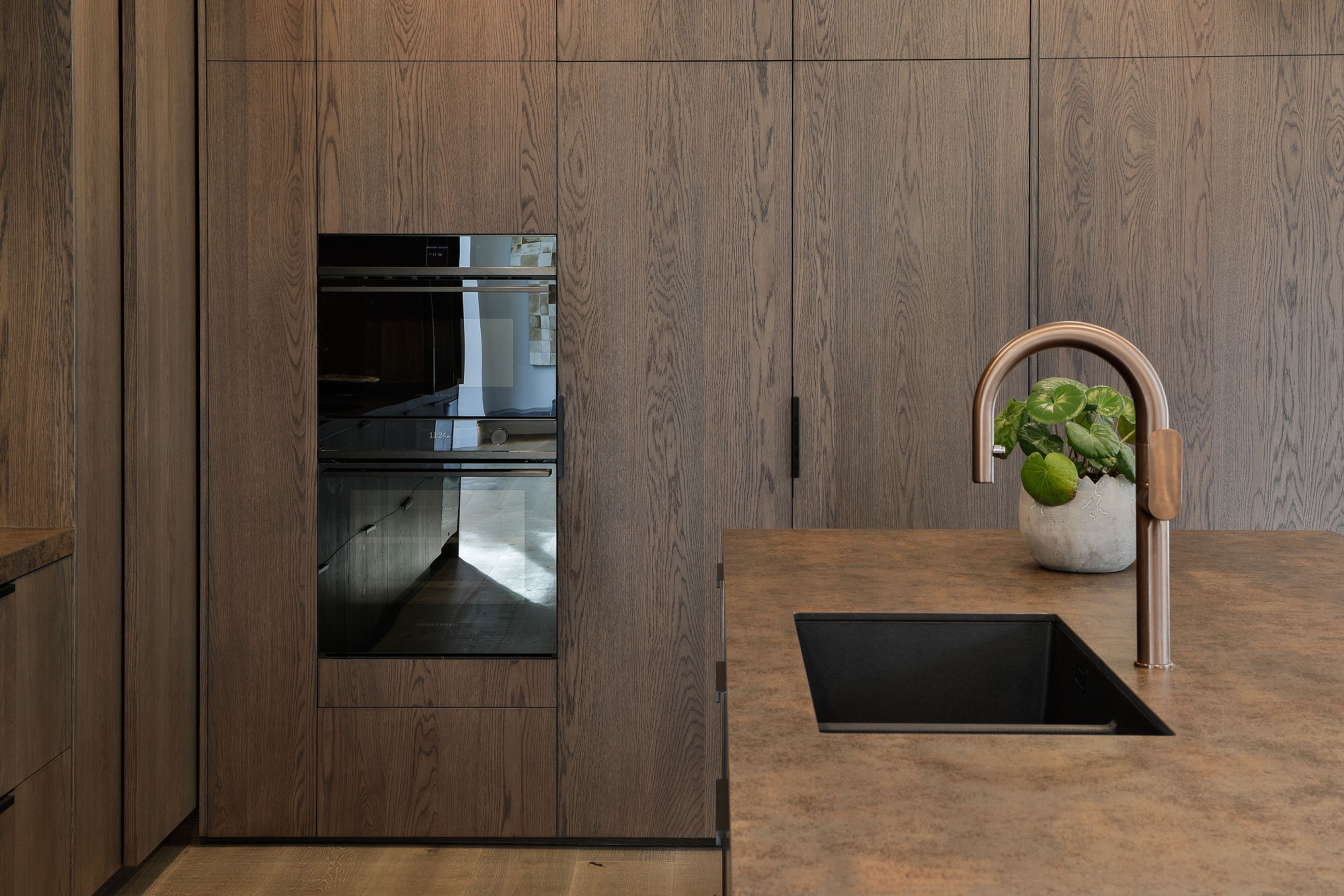 Prime Toitū Veneer, Toitū American White Oak. Design by Gunnar Friese, Hewe Kitchens and Interiors. Photography by Jamie Cobel.