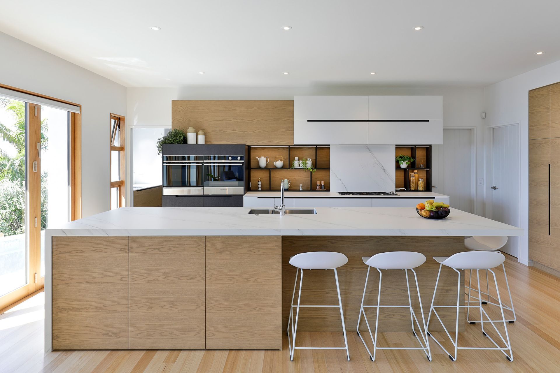 Prime Natural Veneer, American White Oak - Crown Cut. Designed by Gunnar Friese, Hewe Kitchens & Interiors.