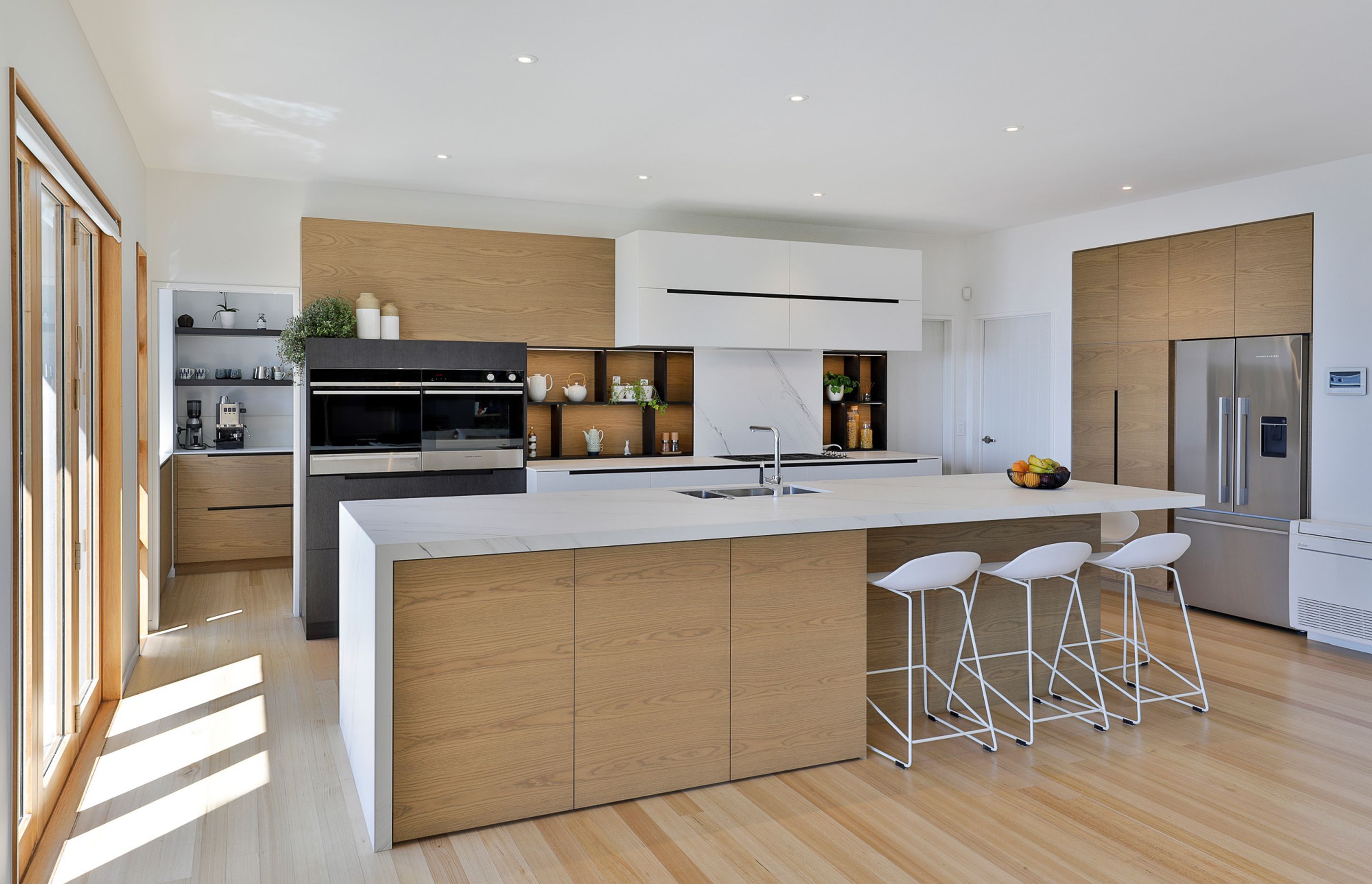 Prime Natural Veneer, American White Oak - Crown Cut. Designed by Gunnar Friese, Hewe Kitchens &amp; Interiors.