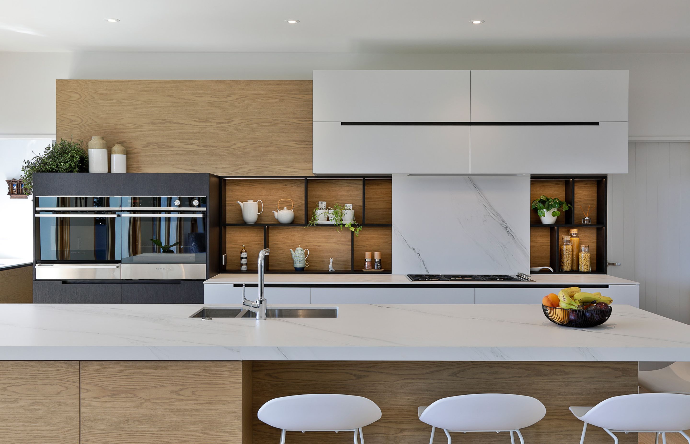 Prime Natural Veneer, American White Oak - Crown Cut. Designed by Gunnar Friese, Hewe Kitchens & Interiors.