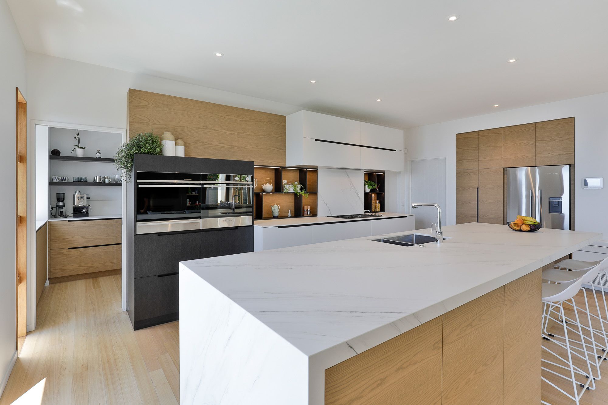 Prime Natural Veneer, American White Oak - Crown Cut. Designed by Gunnar Friese, Hewe Kitchens &amp; Interiors.