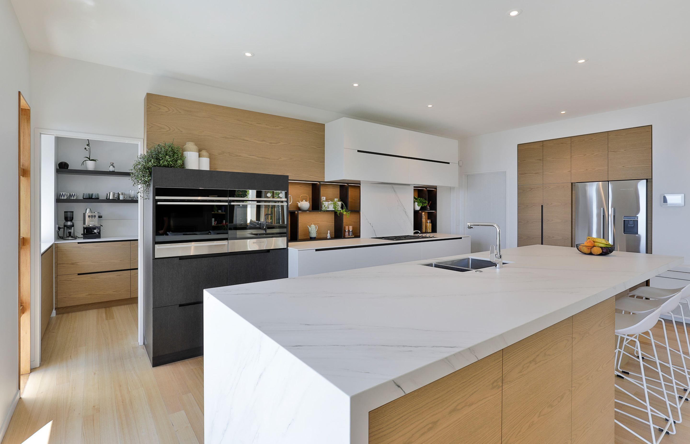 Prime Natural Veneer, American White Oak - Crown Cut. Designed by Gunnar Friese, Hewe Kitchens &amp; Interiors.