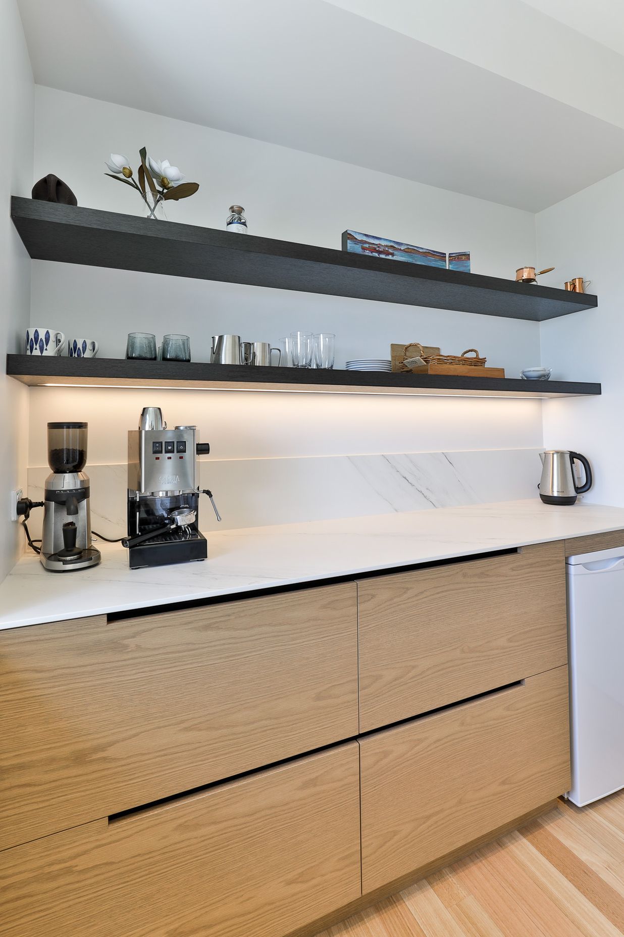 Prime Natural Veneer, American White Oak - Crown Cut. Designed by Gunnar Friese, Hewe Kitchens & Interiors.