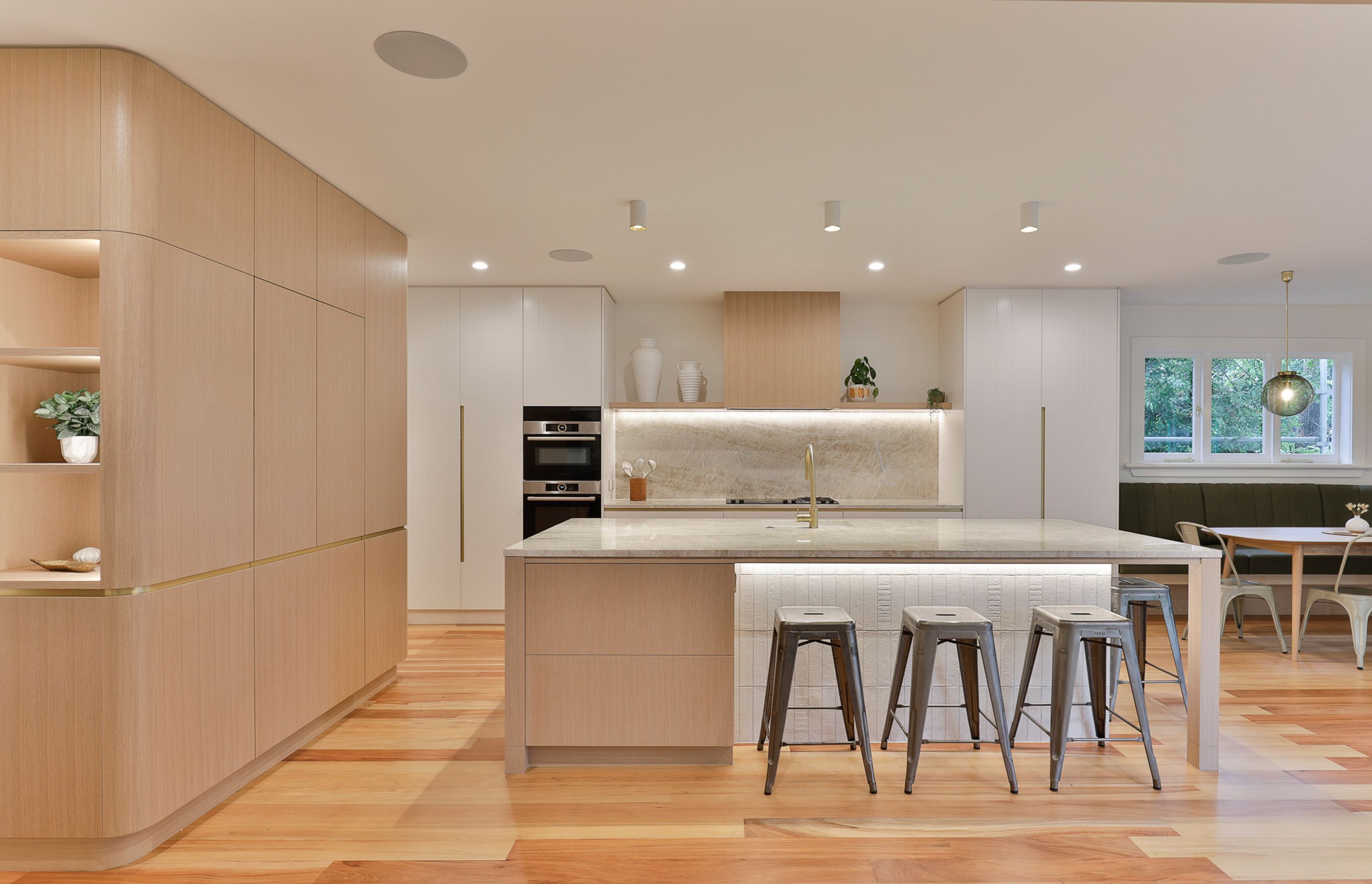 Prime Natural Veneer, American White Oak - Quarter Cut. Designed by Gunner Friese, Hewe Kitchens & Interiors.