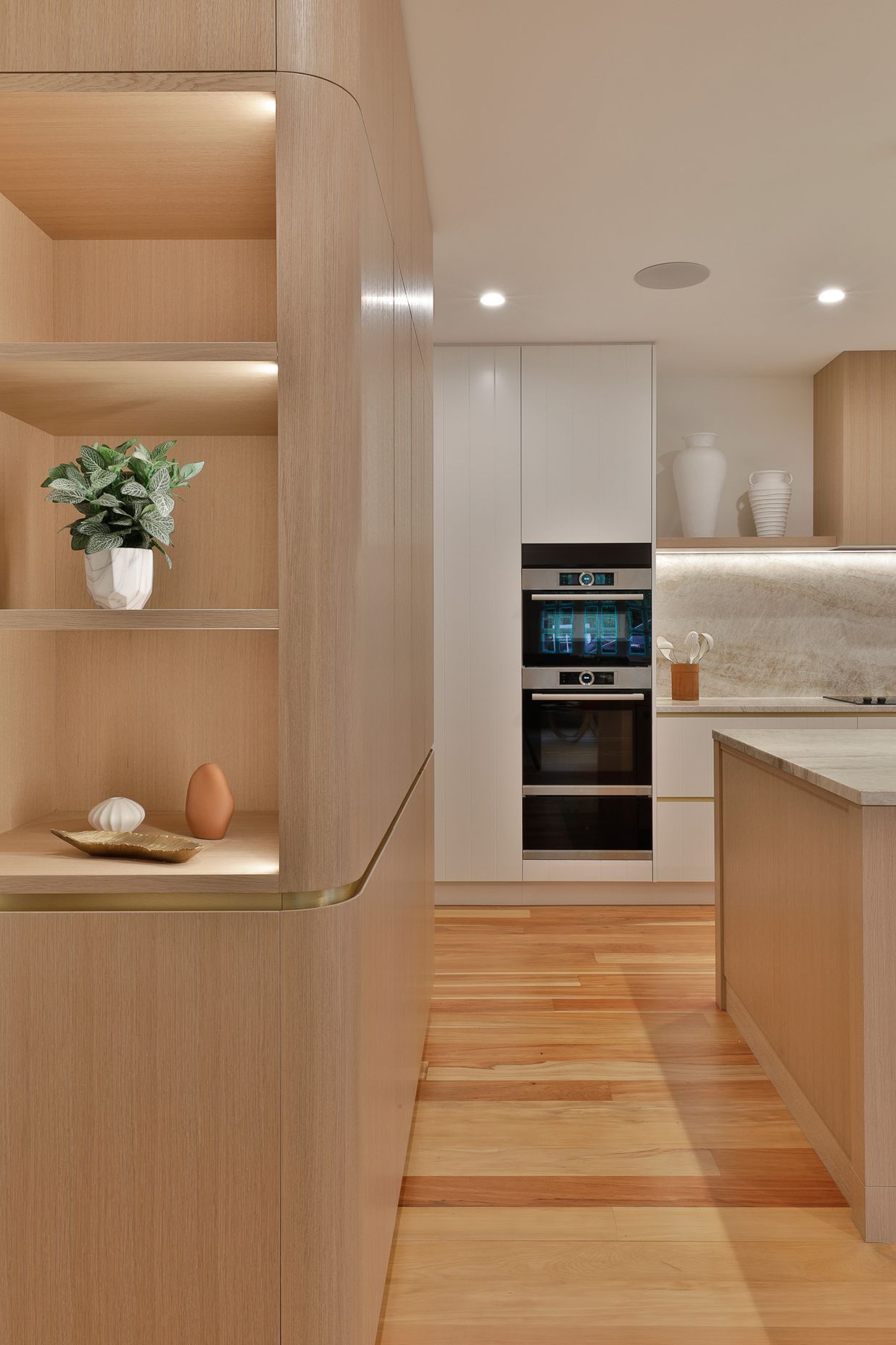 Prime Natural Veneer, American White Oak - Quarter Cut. Designed by Gunner Friese, Hewe Kitchens & Interiors.