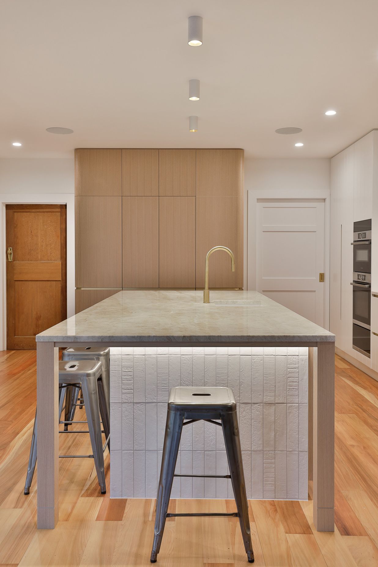 Prime Natural Veneer, American White Oak - Quarter Cut. Designed by Gunner Friese, Hewe Kitchens &amp; Interiors.