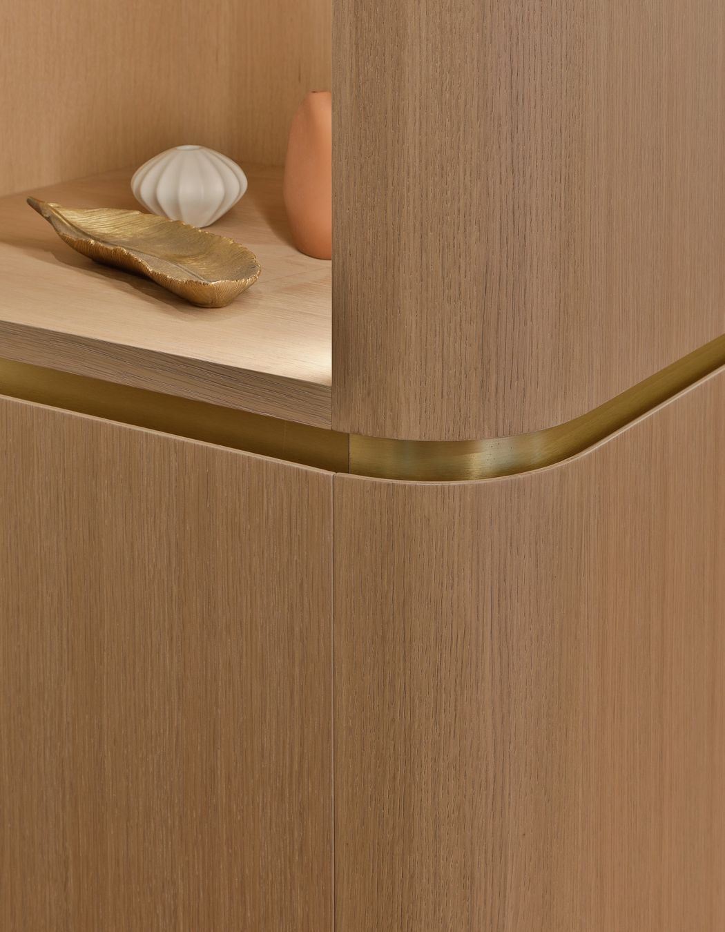 Prime Natural Veneer, American White Oak - Quarter Cut. Designed by Gunner Friese, Hewe Kitchens & Interiors.