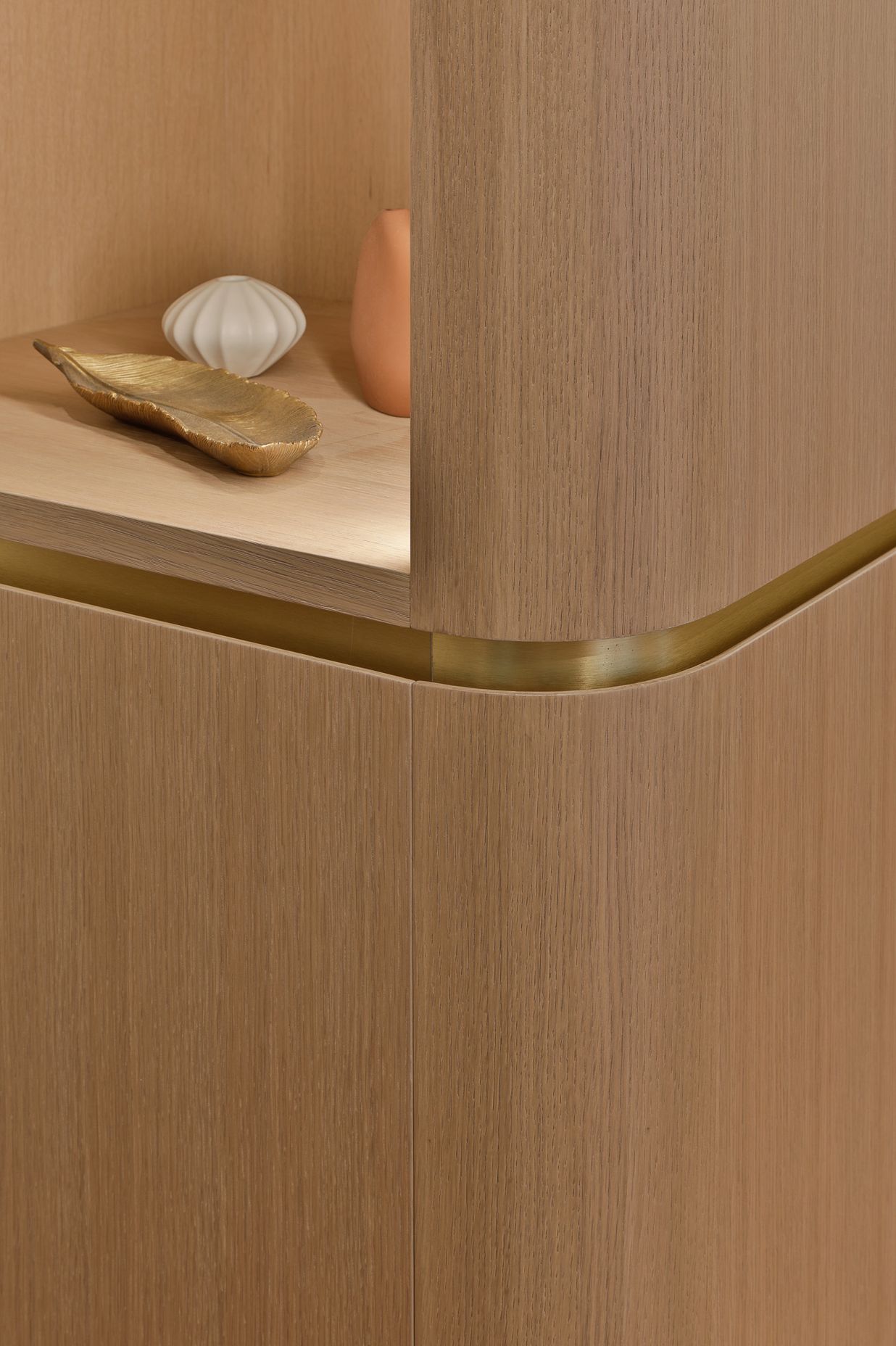 Prime Natural Veneer, American White Oak - Quarter Cut. Designed by Gunner Friese, Hewe Kitchens & Interiors.